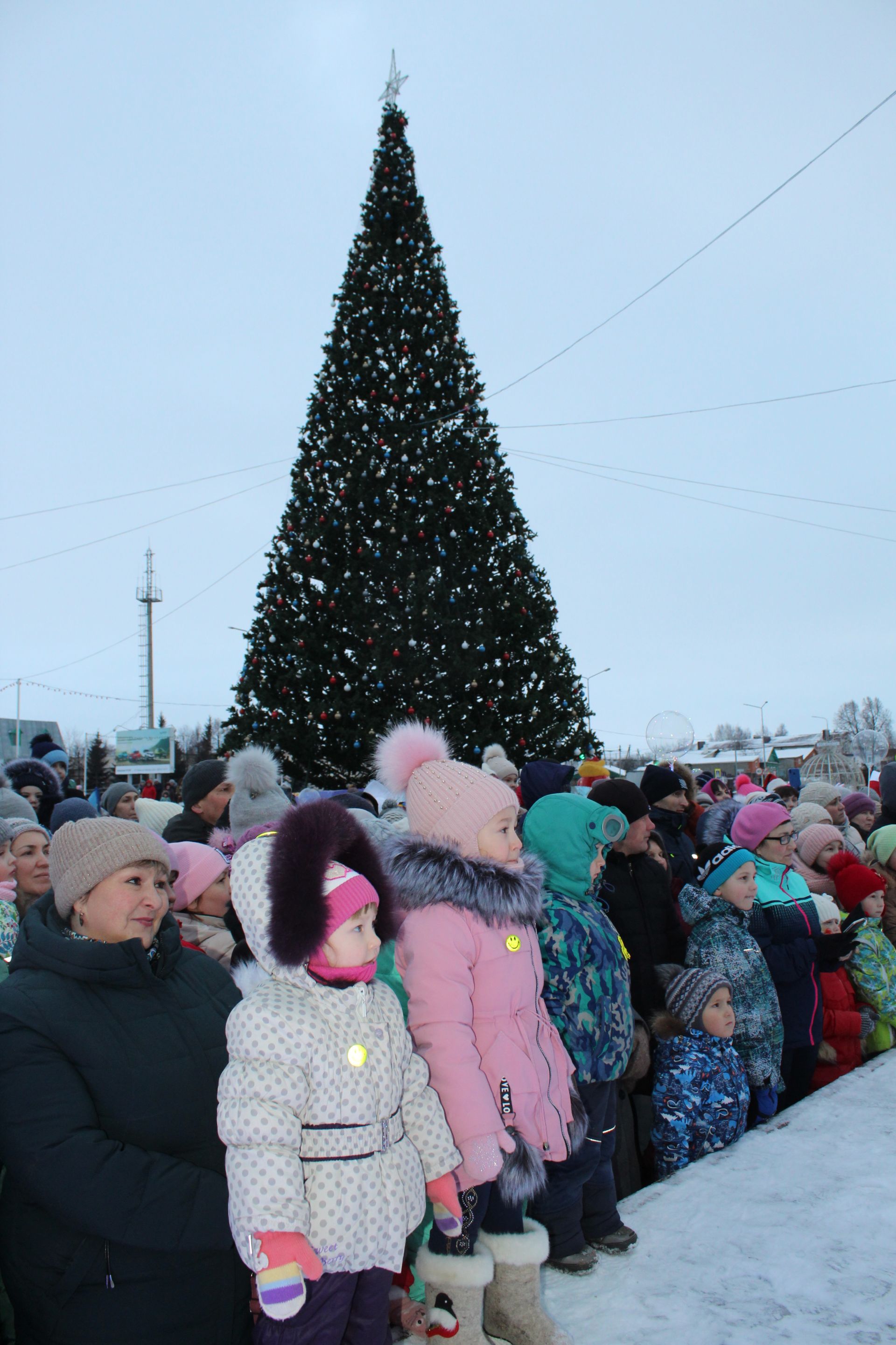 Главная елка зажглась на Комсомольской площади в Кукморе