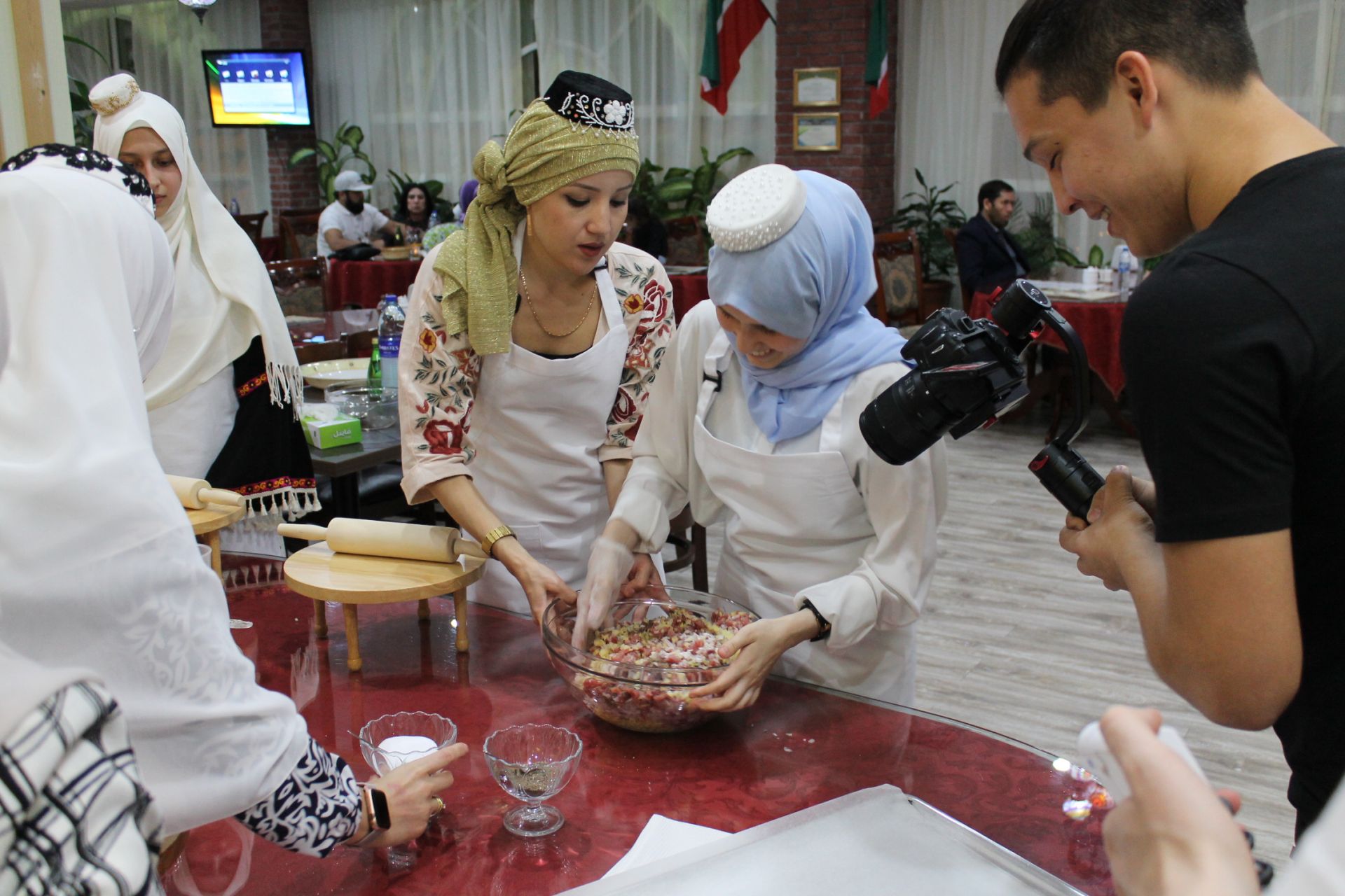 Фото: Гарәп Әмирлекләрендә татар кызлары өчпочмак пешерергә өйрәтә
