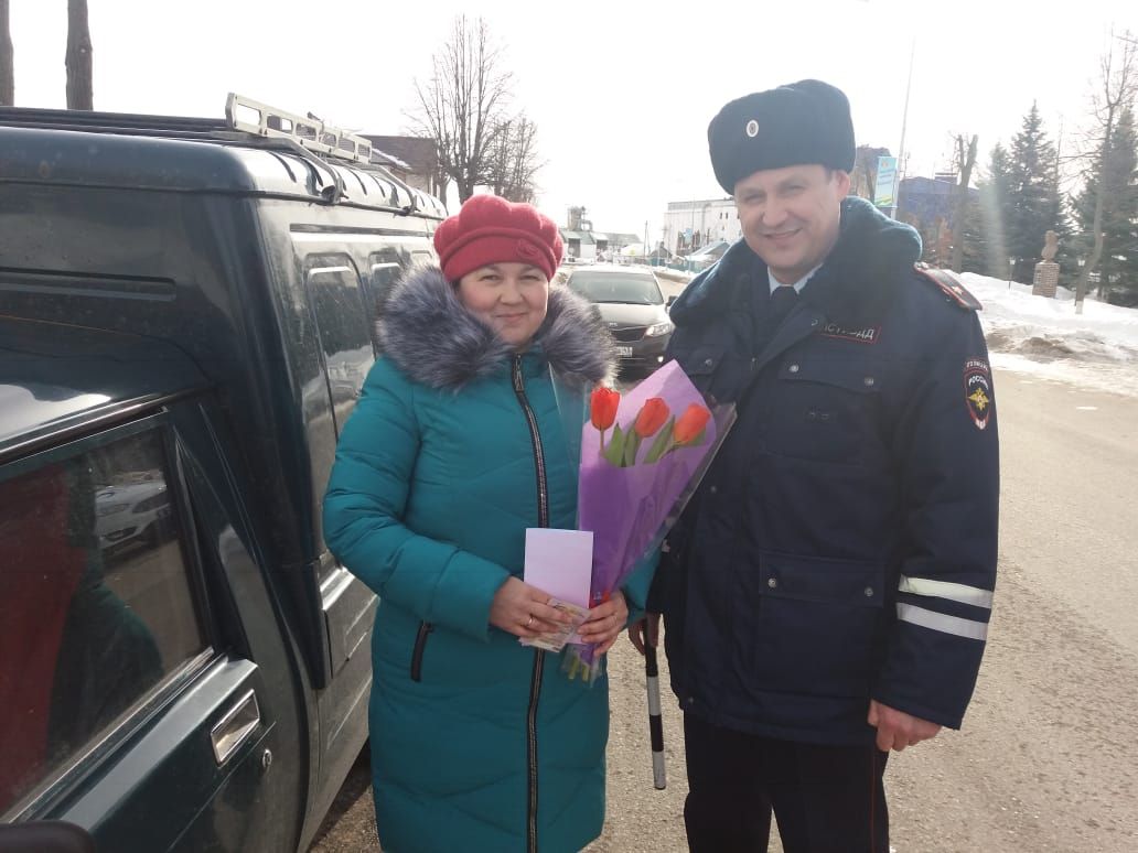 В Кукморе сотрудники ГИБДД вручили автоледи цветы в честь 8 Марта