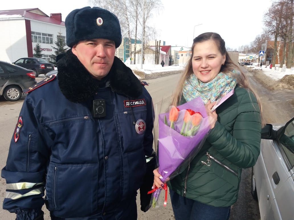В Кукморе сотрудники ГИБДД вручили автоледи цветы в честь 8 Марта