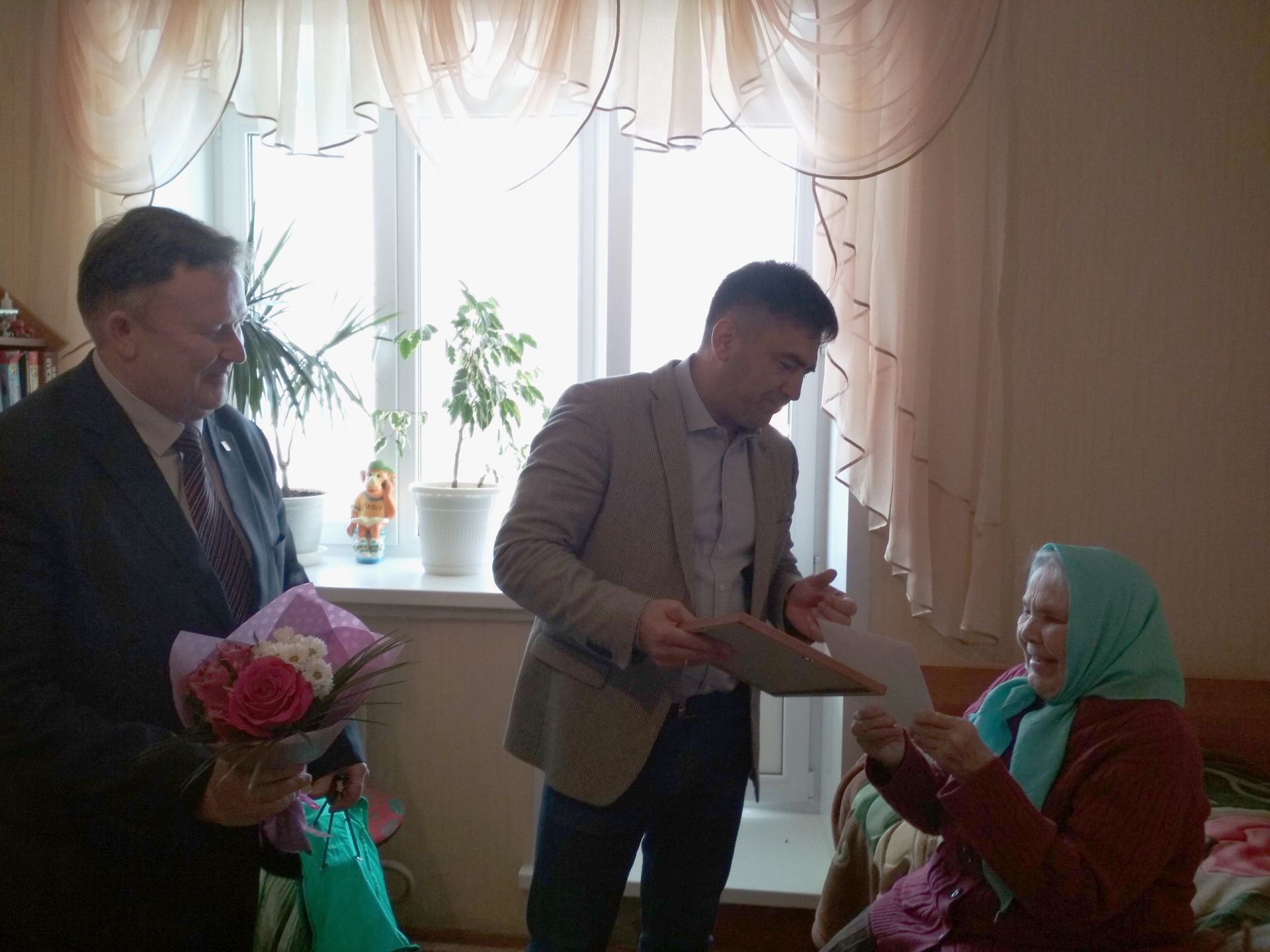 Кукмарада яшәүче педагогик хезмәт ветераны Гайшә Шәрапова 90 яшьлек юбилеен билгеләп үтә