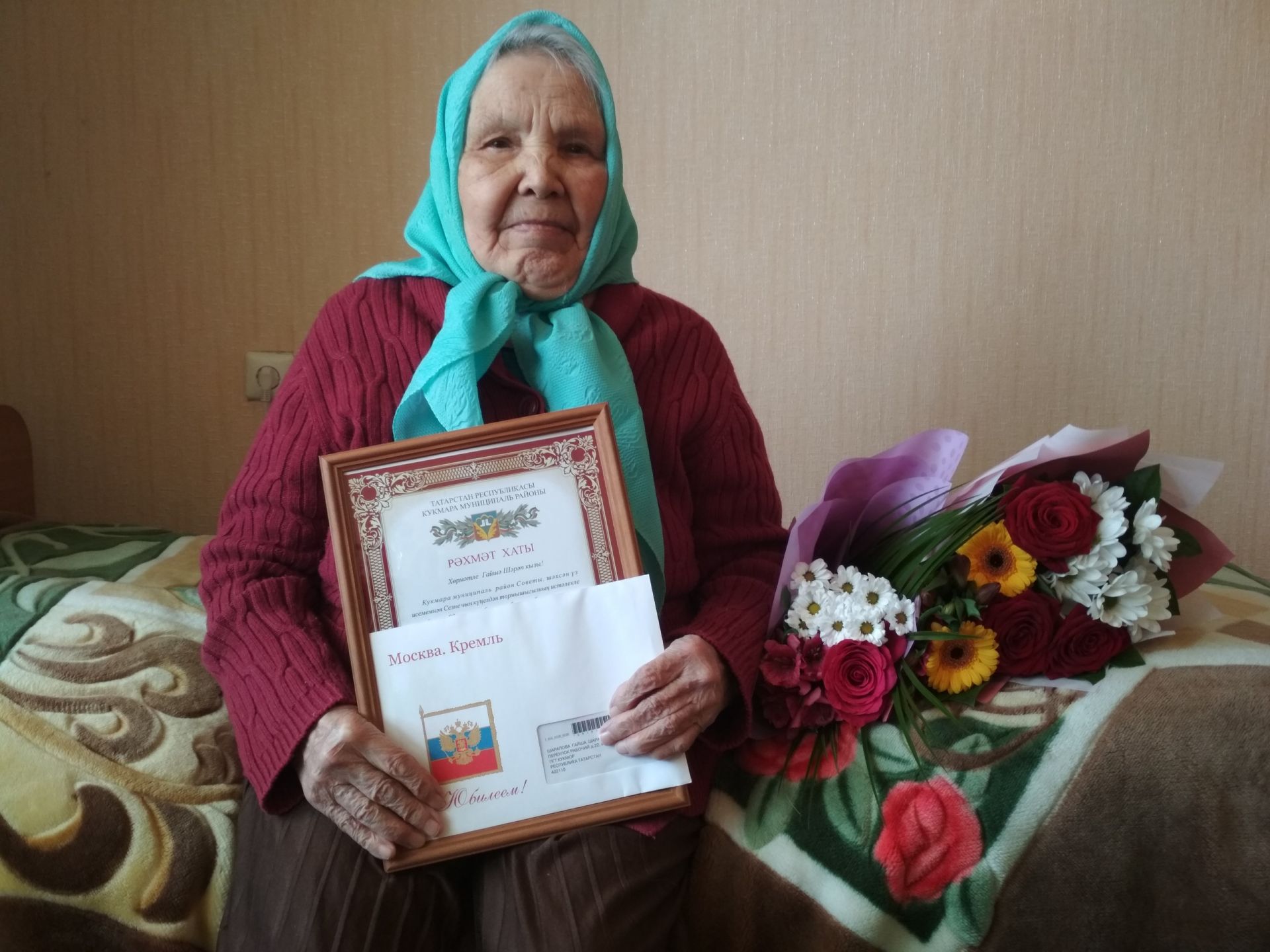 Кукмарада яшәүче педагогик хезмәт ветераны Гайшә Шәрапова 90 яшьлек юбилеен билгеләп үтә