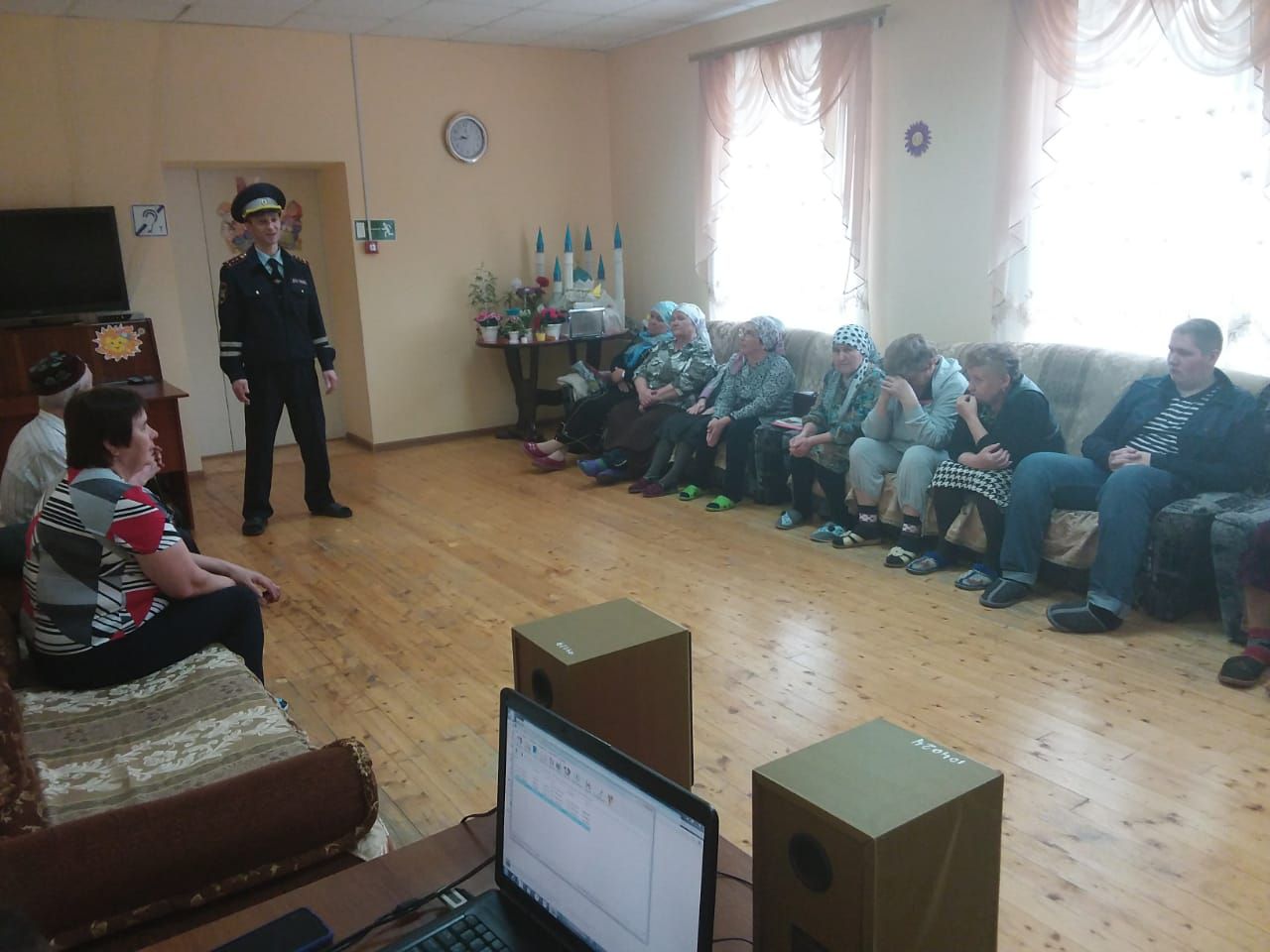 В Кукморе юидовцы рассказали пожилым гражданам о правилах безопасности на дороге