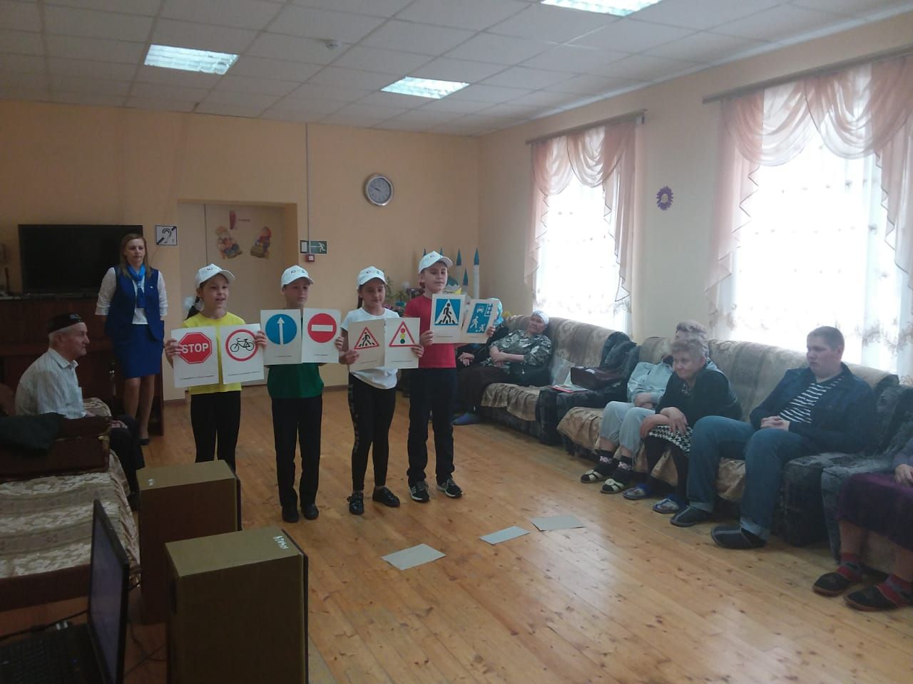 В Кукморе юидовцы рассказали пожилым гражданам о правилах безопасности на дороге