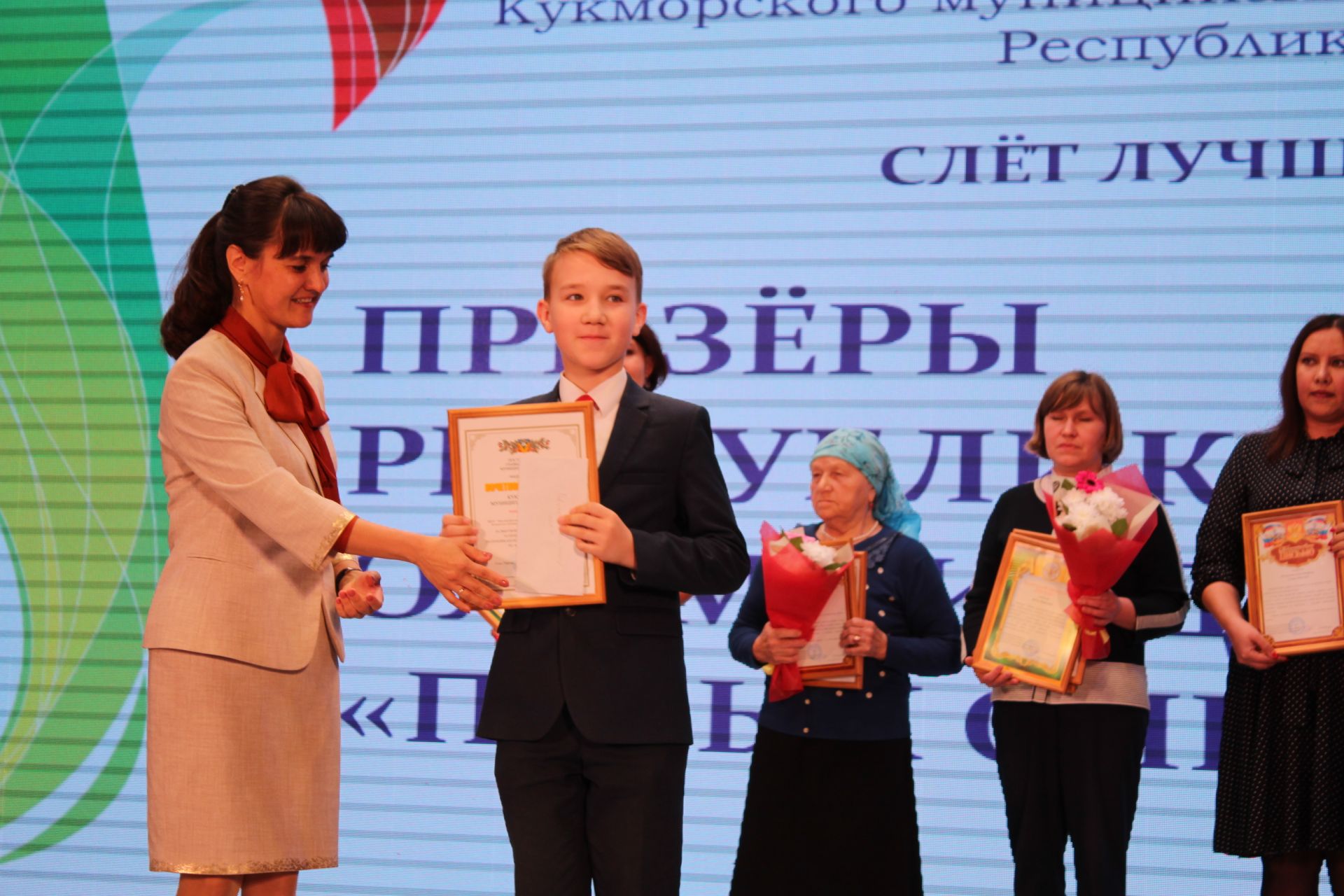 Фоторепортаж: В Кукморе наградили лучших в образовании