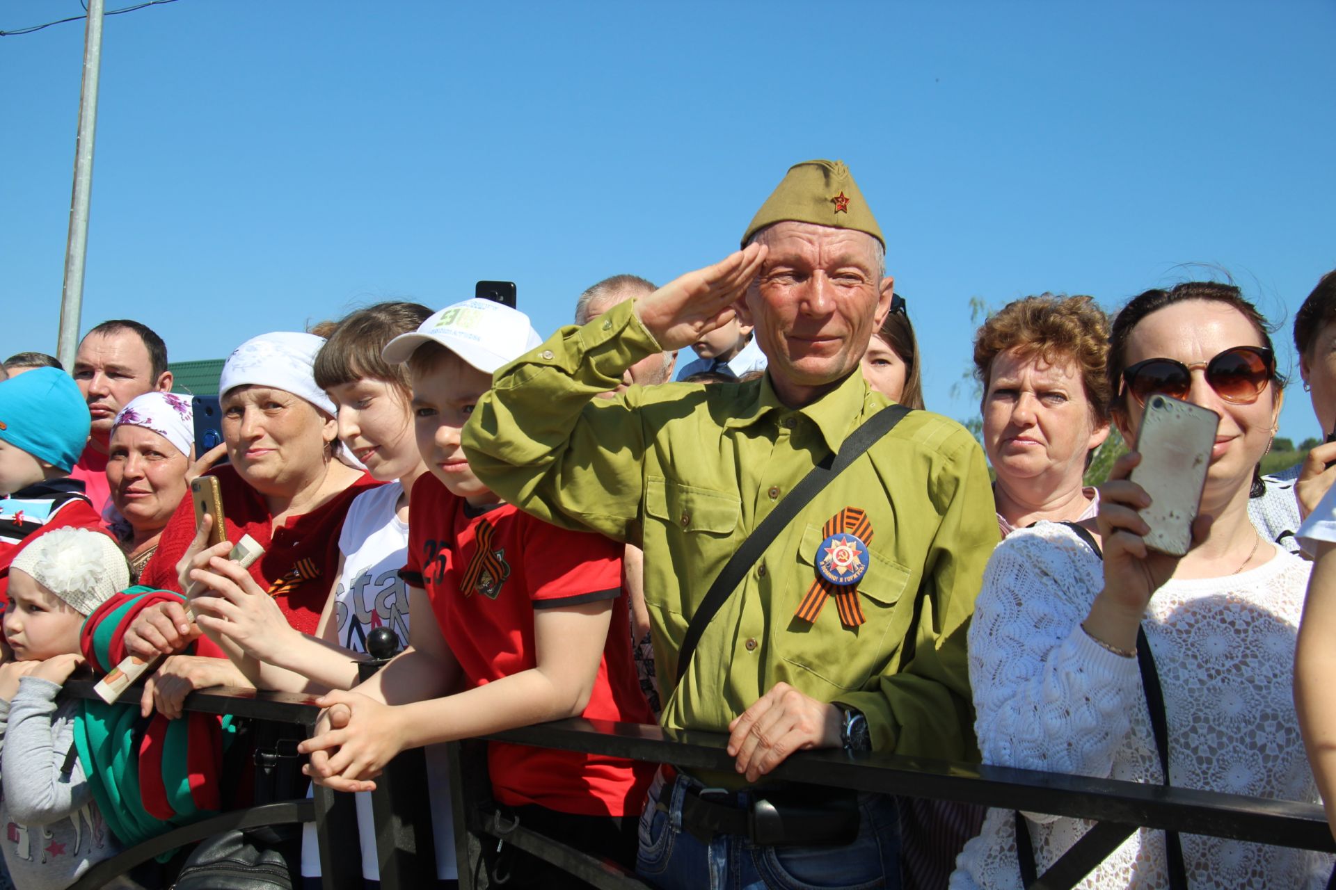 Фоторепортаж: Парад военной техники и шествие "Бессмертного полка" прошли в Кукморе в честь Дня Победы