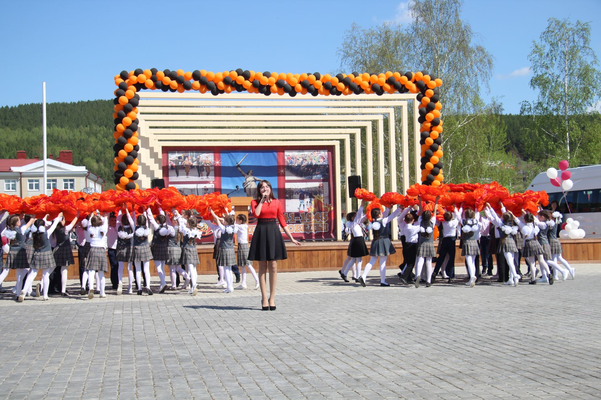 Фоторепортаж: Парад военной техники и шествие "Бессмертного полка" прошли в Кукморе в честь Дня Победы