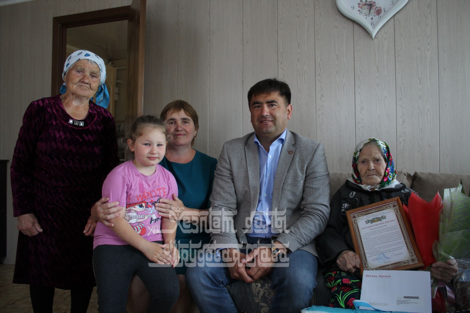Сергей Димитриев поздравил с 95-летием Анну Иванову из деревни Ош.Юмья