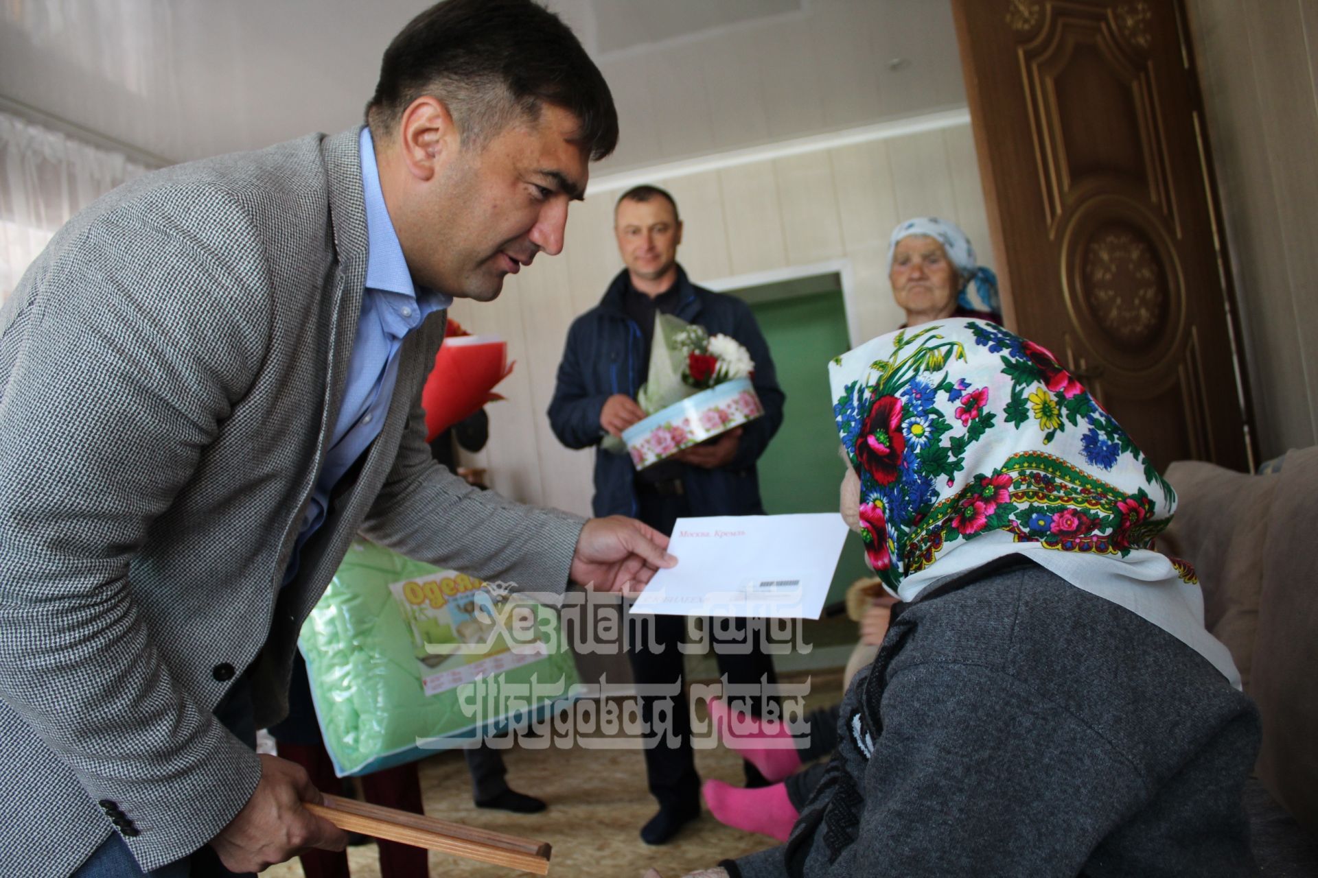 Сергей Димитриев поздравил с 95-летием Анну Иванову из деревни Ош.Юмья