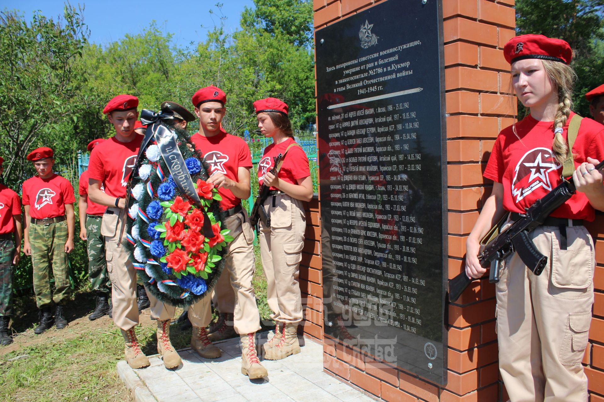 Фото: Всероссийская акция «Горсть памяти» прошла на братских могилах Кукморского района