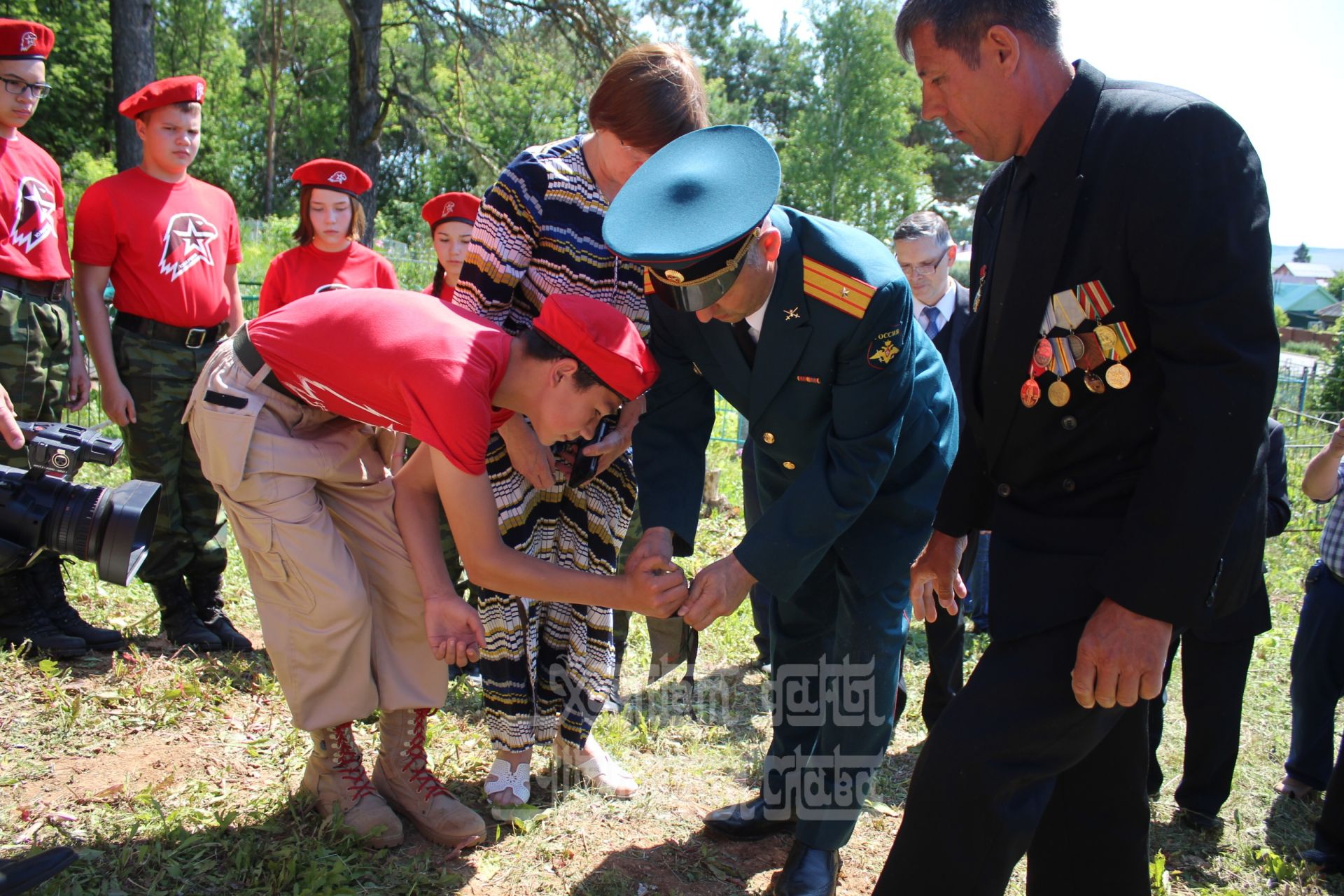 Фото: Всероссийская акция «Горсть памяти» прошла на братских могилах Кукморского района