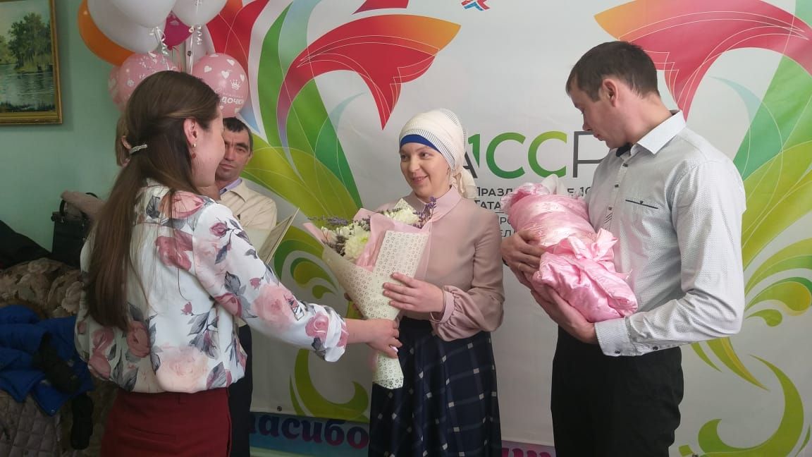 В Кукморе торжественно выписали первого малыша 2020 года