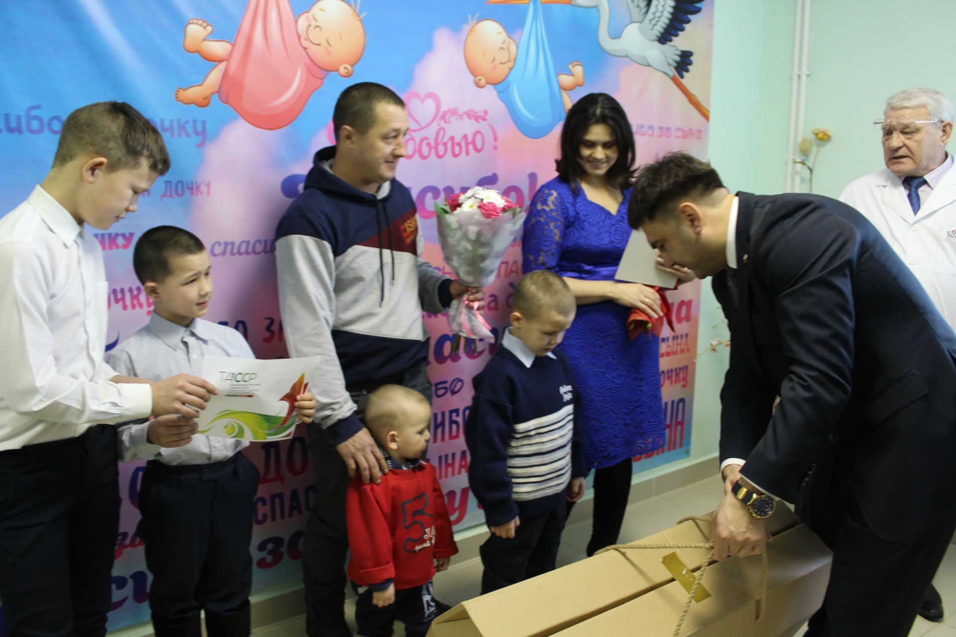 Семье из Кукморского района вручили подарочный комплект для новорожденного