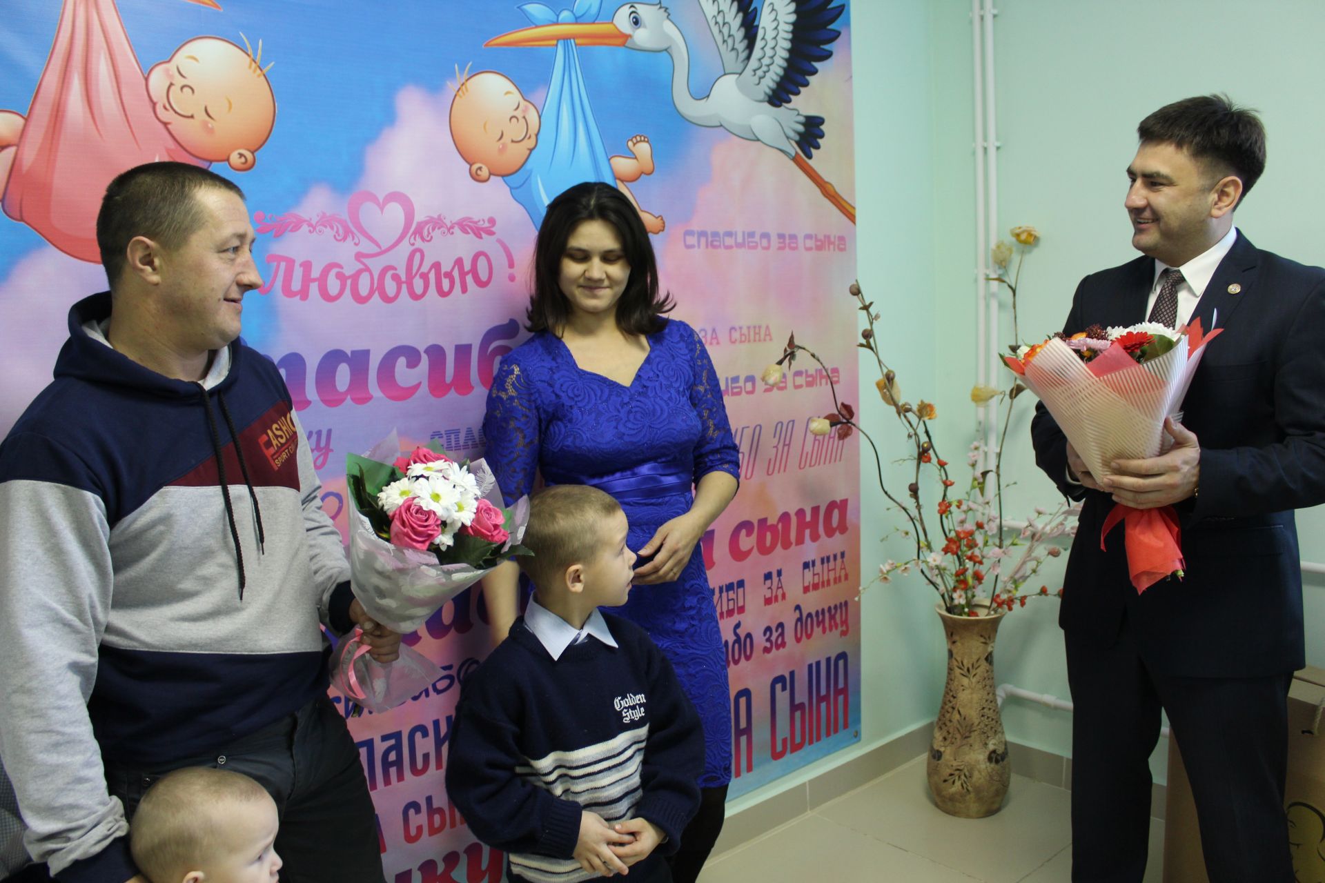 Семье из Кукморского района вручили подарочный комплект для новорожденного