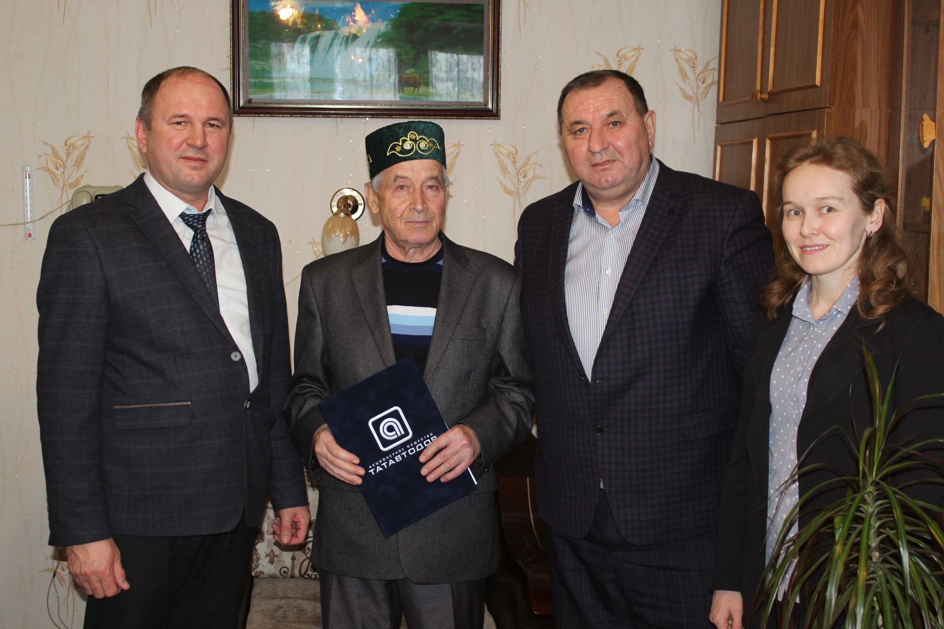 Руководство общества «Татавтодор» поздравило с 80-летием своего работника Тимерхана Ахмадиева