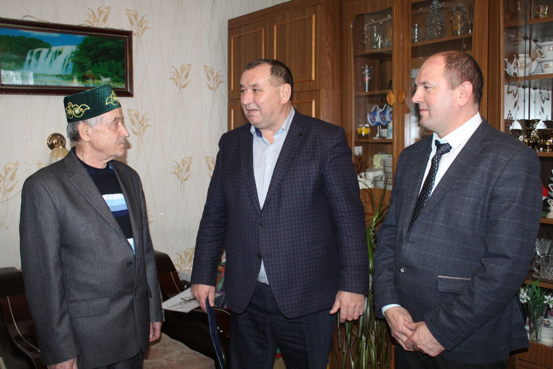 Руководство общества «Татавтодор» поздравило с 80-летием своего работника Тимерхана Ахмадиева