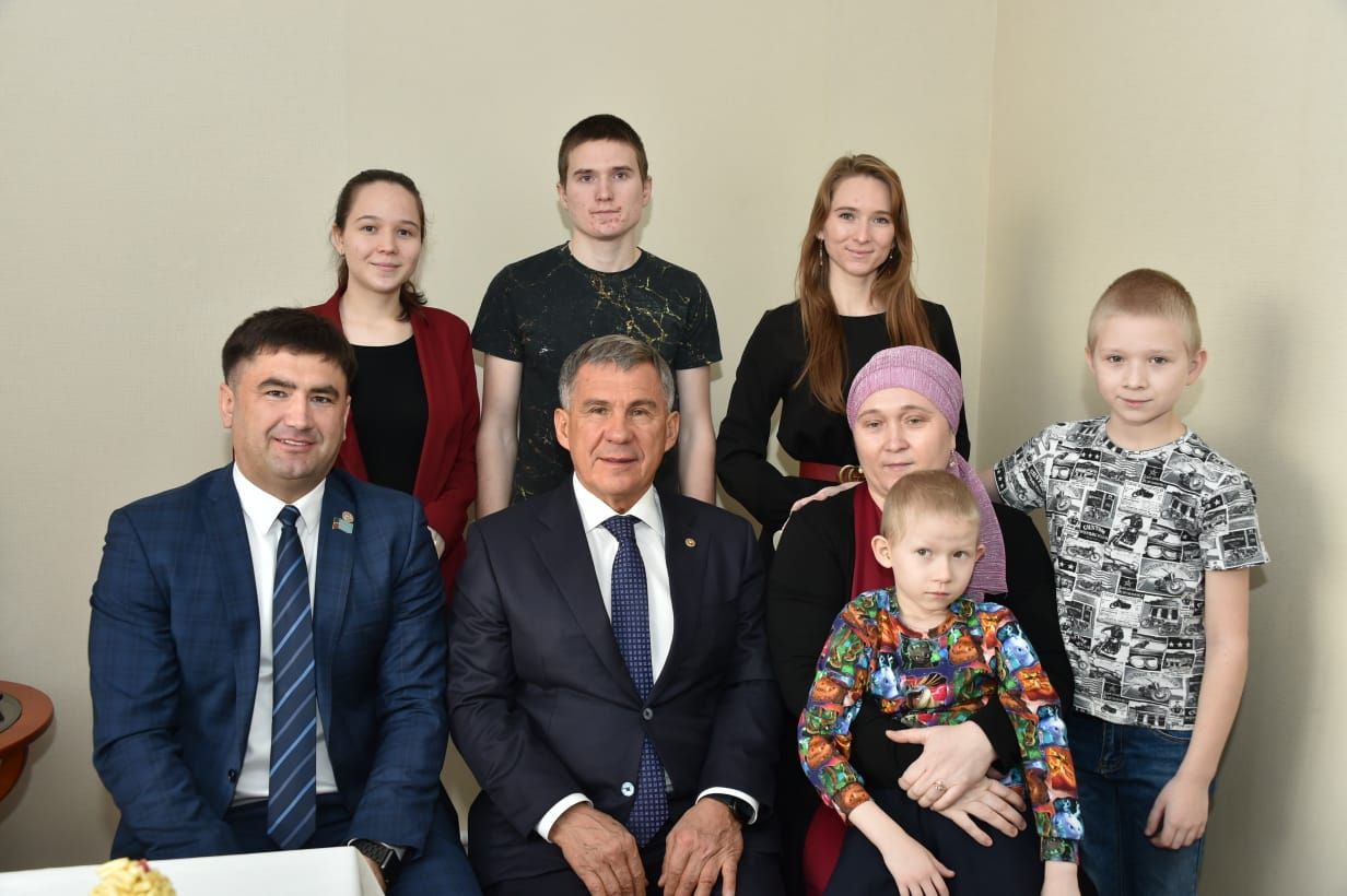 Жена рустама минниханова фото биография Минниханов посетил многодетную семью в Кукморе: Яндекс.Новости