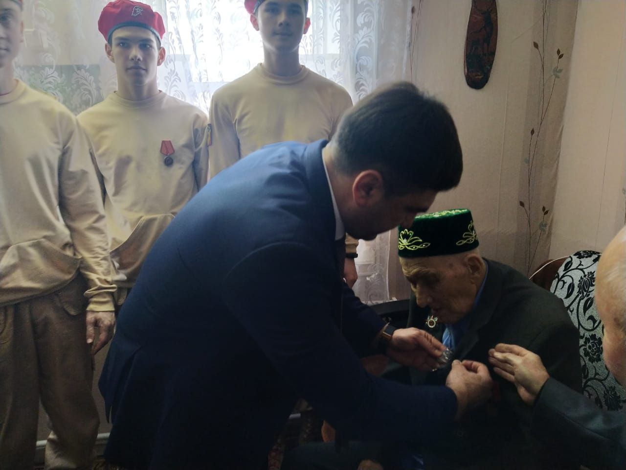 Җиңүнең 75 еллыгы уңаеннан Сергей Димитриев ветераннарга медальләр тапшырды