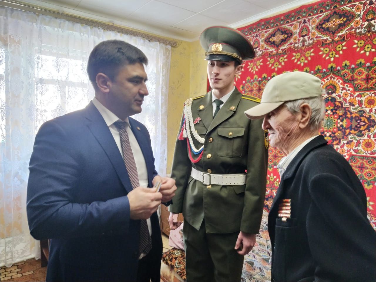 Сергей Димитриев вручил ветеранам медали в честь 75-летия Победы