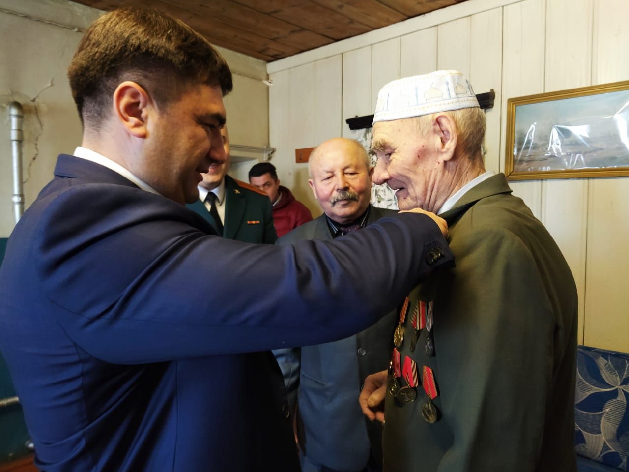 Җиңүнең 75 еллыгы уңаеннан Сергей Димитриев ветераннарга медальләр тапшырды
