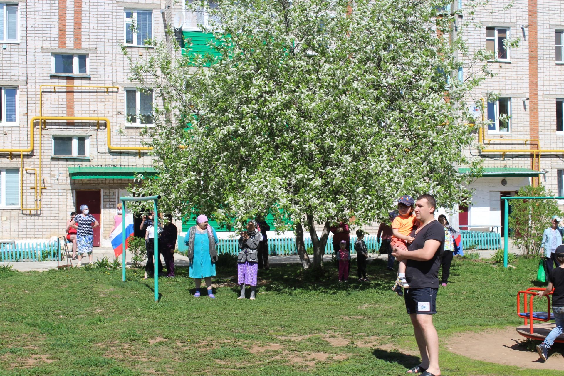 В Кукморе для ветеранов проводят концерты под окнами домов