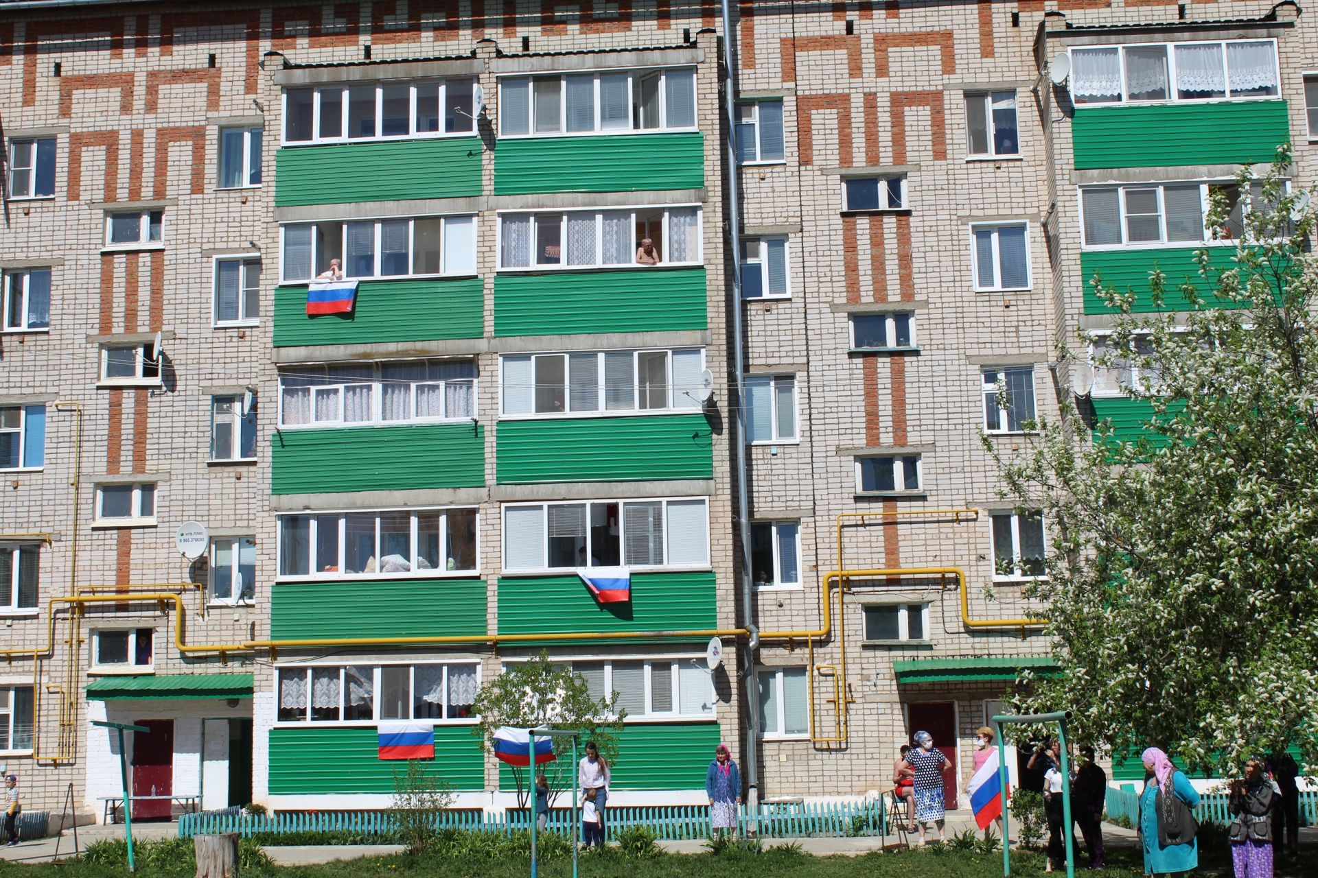 В Кукморе для ветеранов проводят концерты под окнами домов