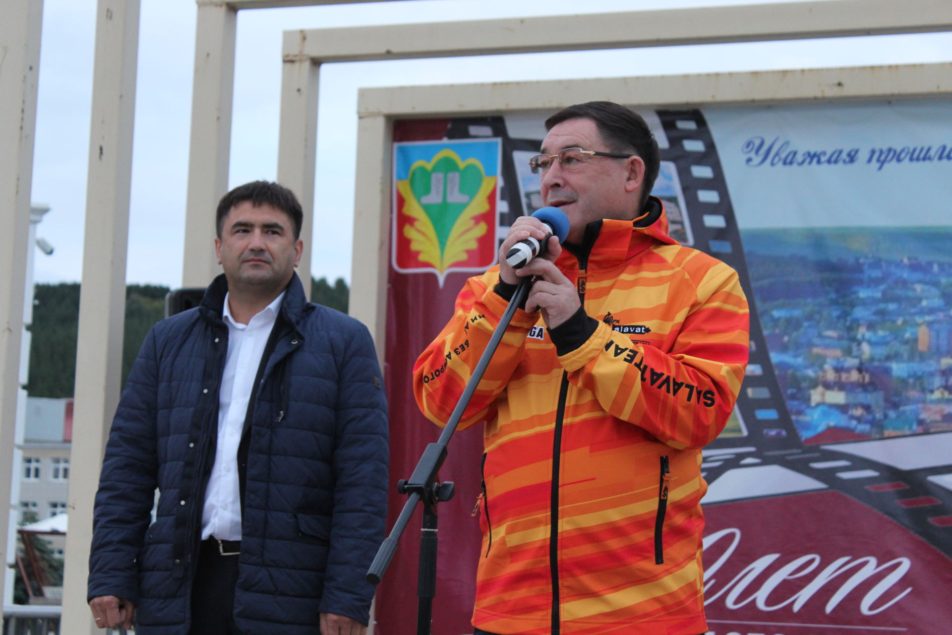 Салават Фәтхетдинов Кукмара районындагы яңа спорт мәйданчыгында беренче тупны бирде һәм легендар җырларын башкарды
