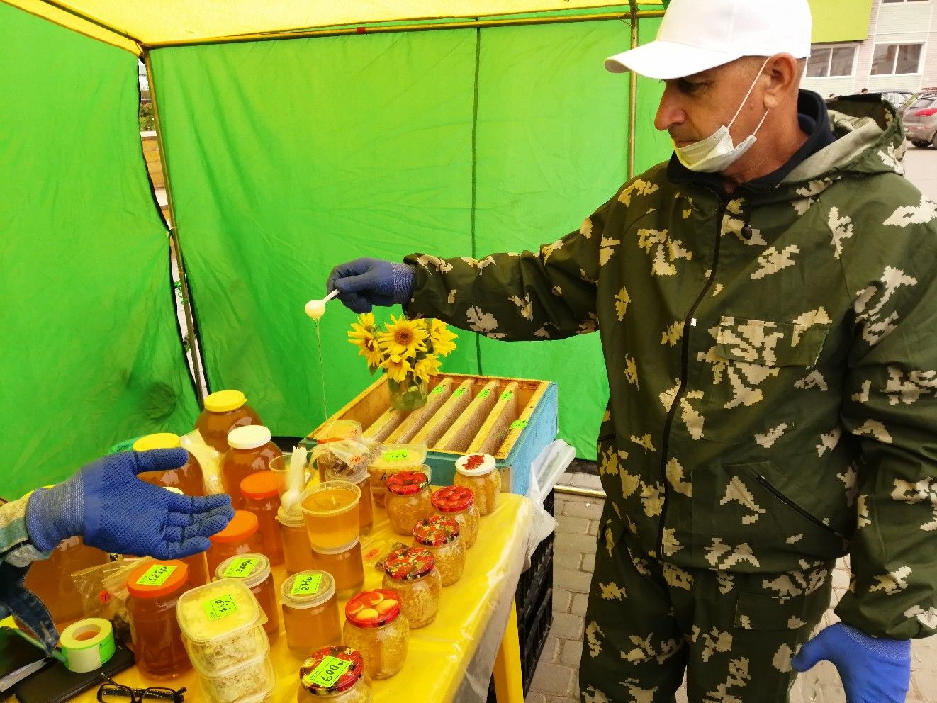 Кукморские пчеловоды представили свою продукцию на ярмарке меда