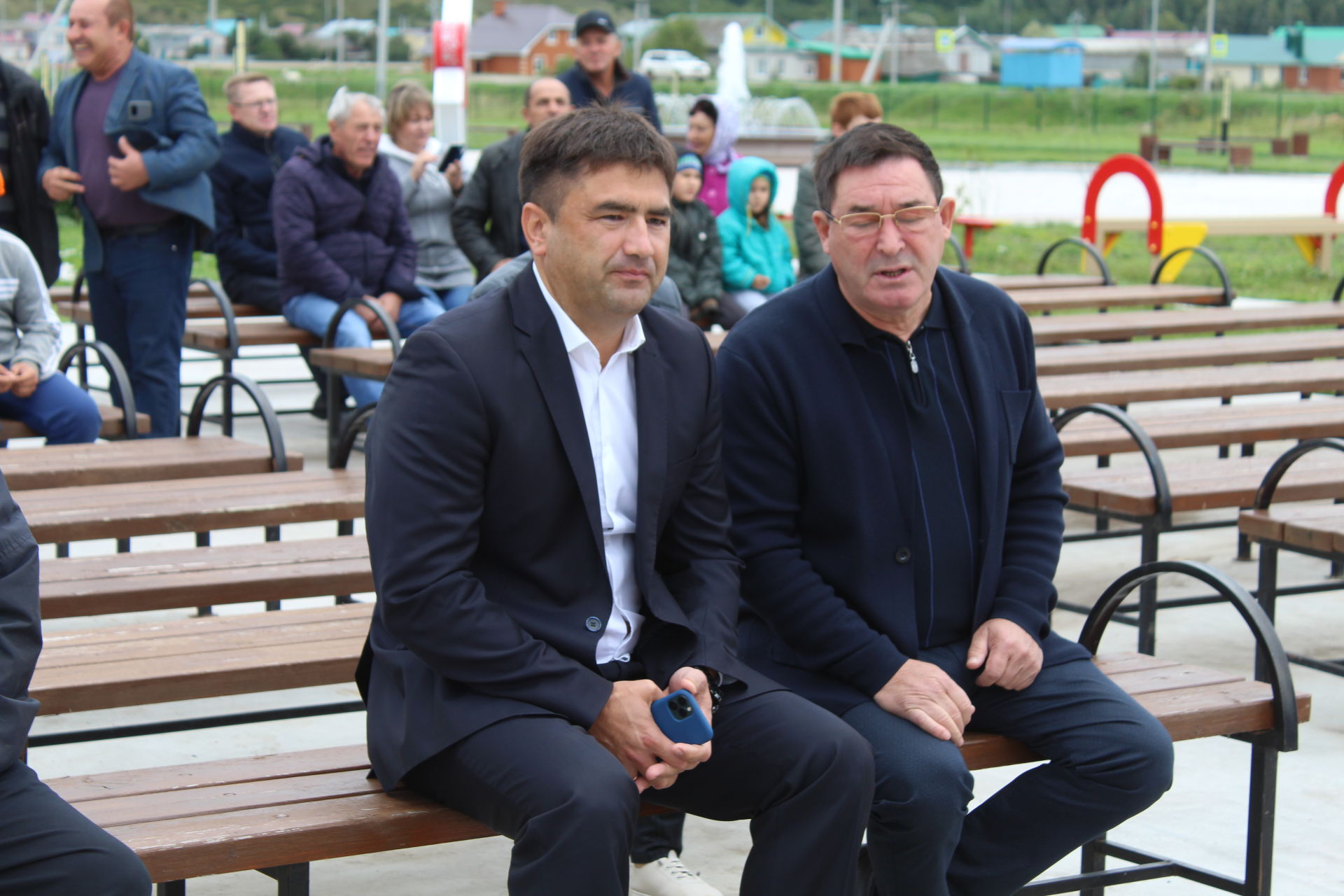 Салават Фатхутдинов ввел мяч в игру на новой спортплощадке и спел легендарную песню