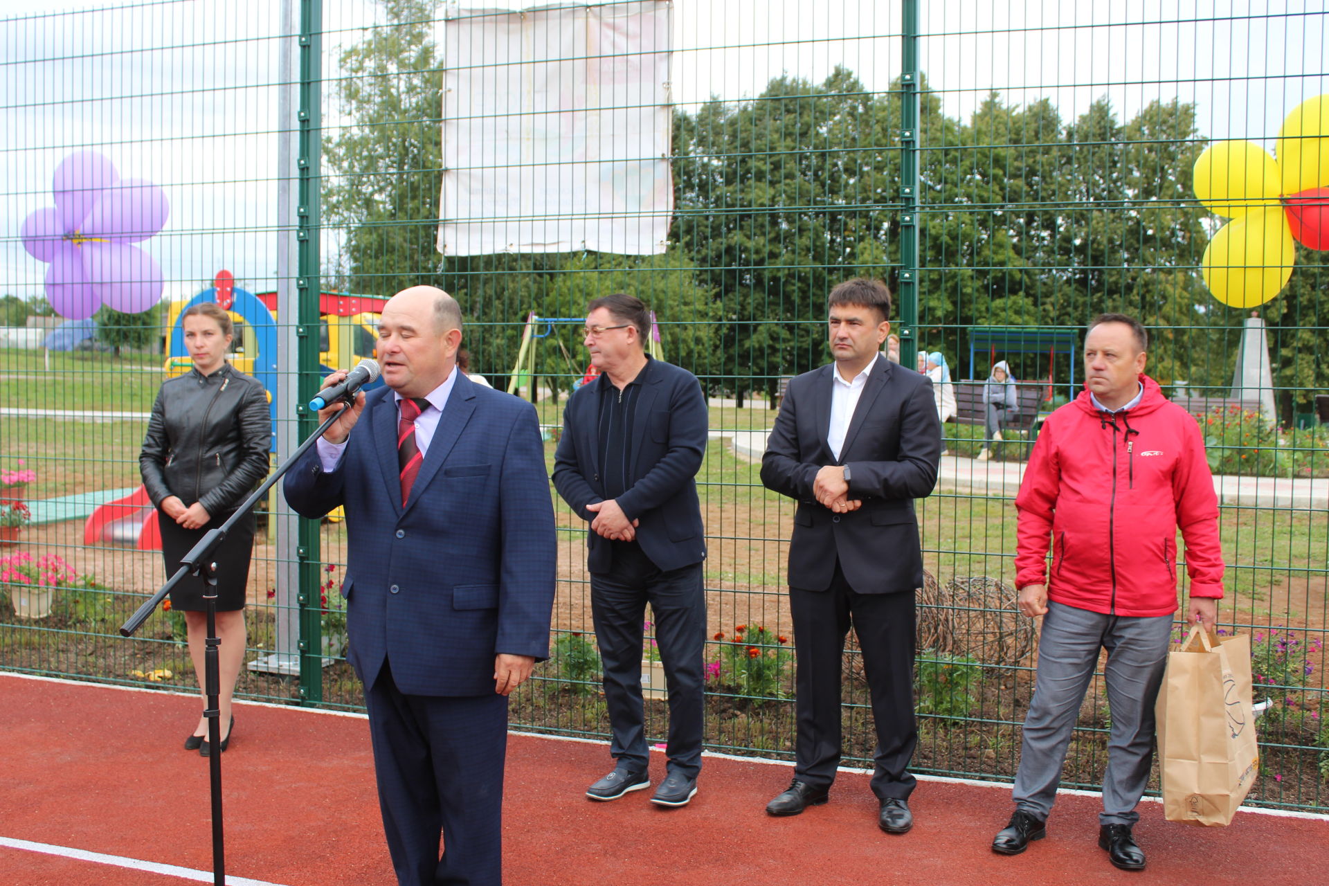 Салават Фатхутдинов ввел мяч в игру на новой спортплощадке и спел легендарную песню