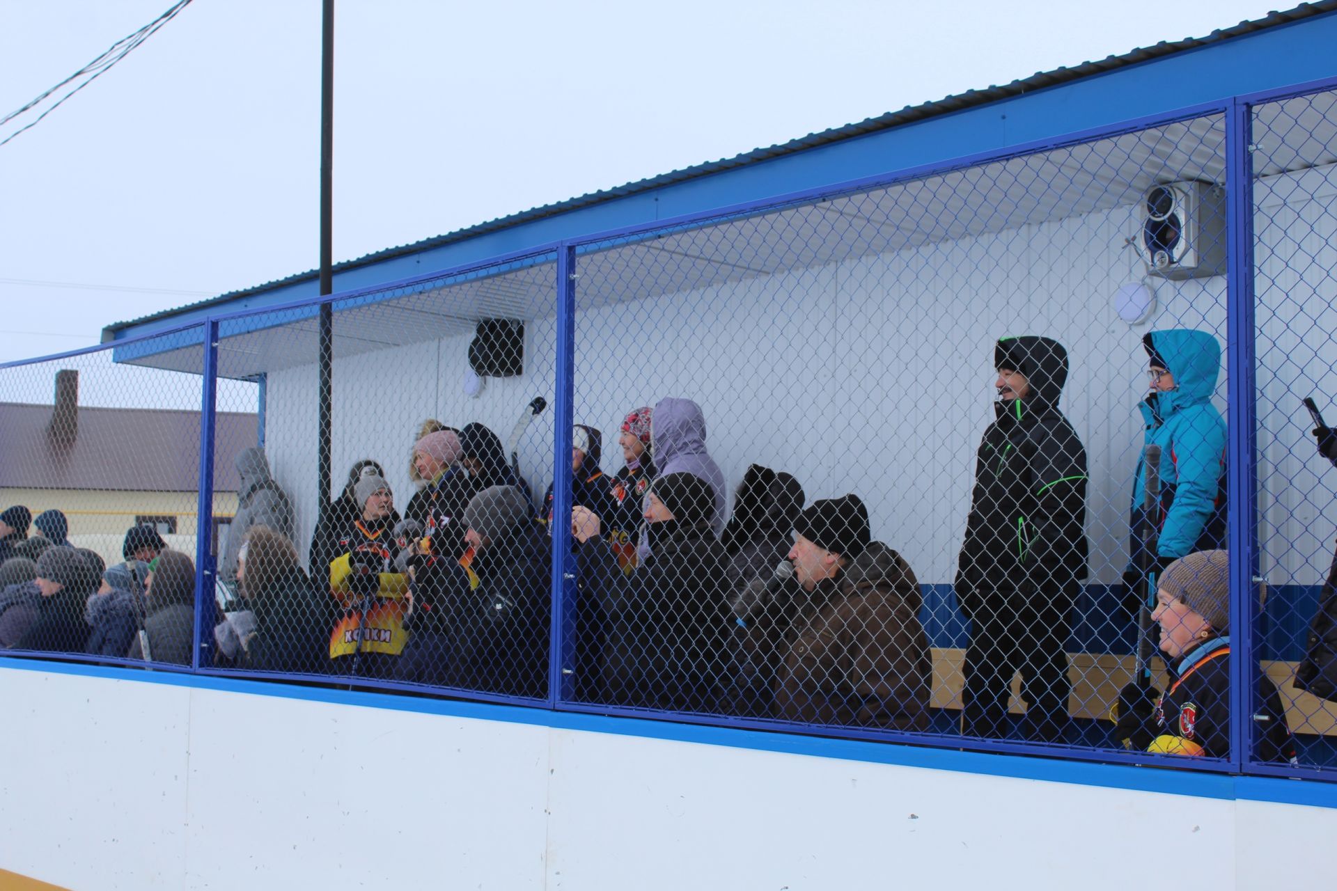 Кукмара районында хатын-кызлар итек киеп хоккей уйнады