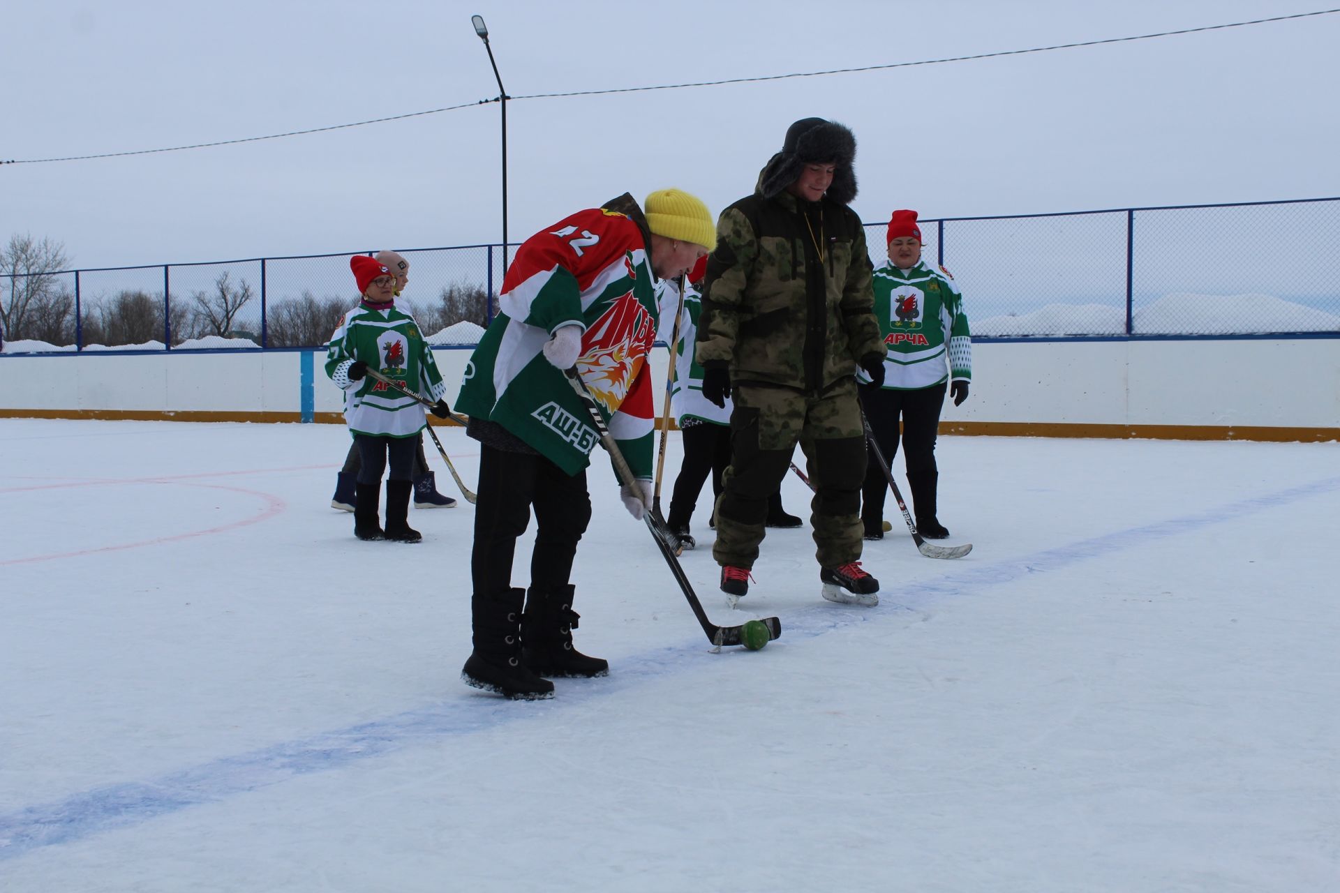 Женщины из шести районов РТ сыграли в хоккей в валенках в Кукморском районе