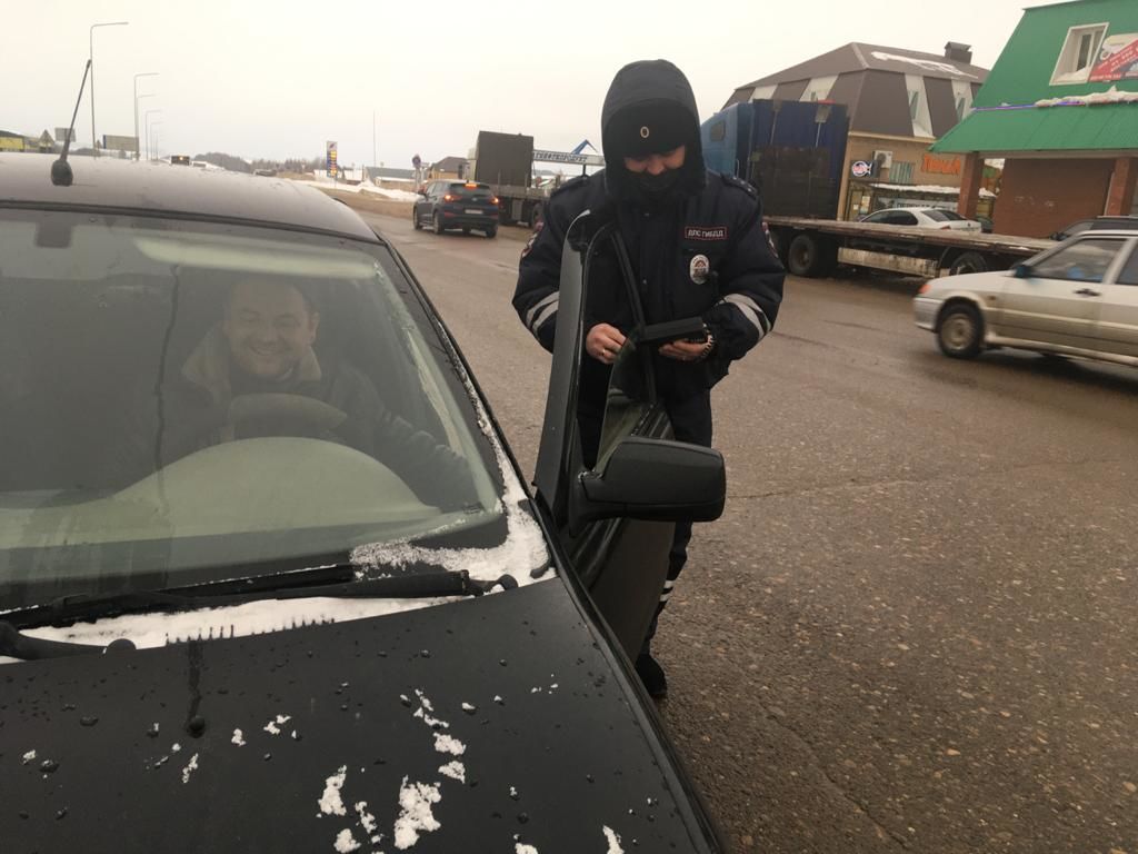 В Кукморе двоих водителей оштрафовали за сильно тонированные авто