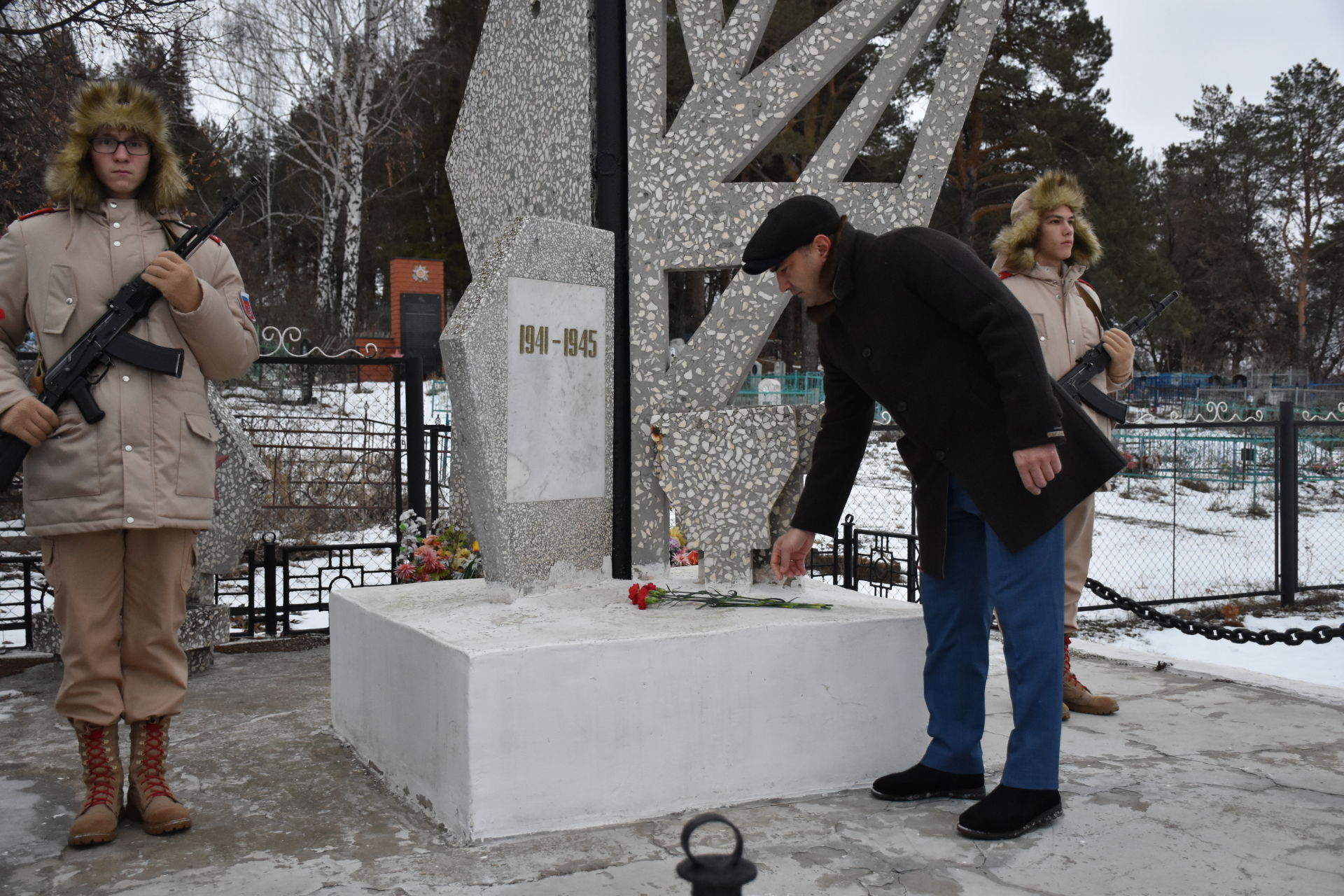 В Кукморе в День неизвестного солдата почтили память погибших воинов