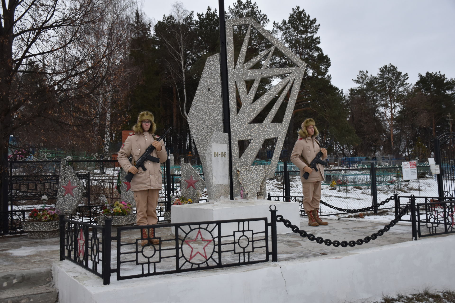 В Кукморе в День неизвестного солдата почтили память погибших воинов