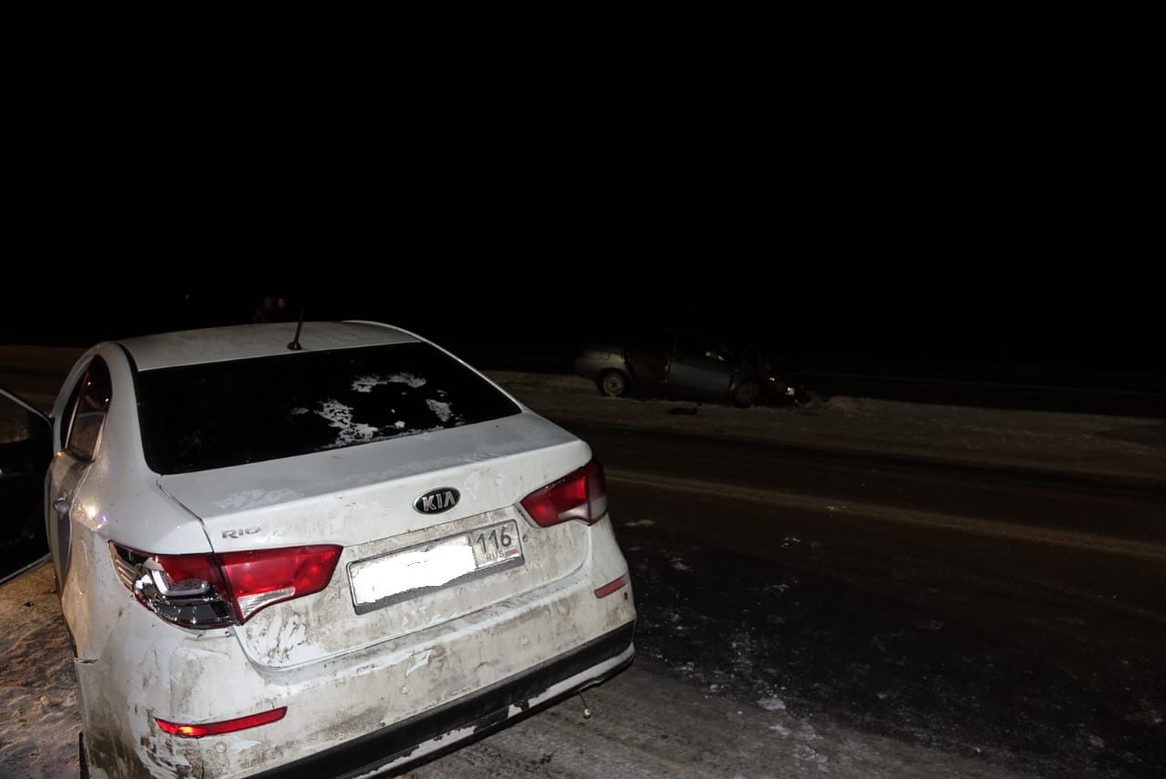 Иномарка при развороте на трассе в Кукморском районе протаранила авто, есть пострадавшие