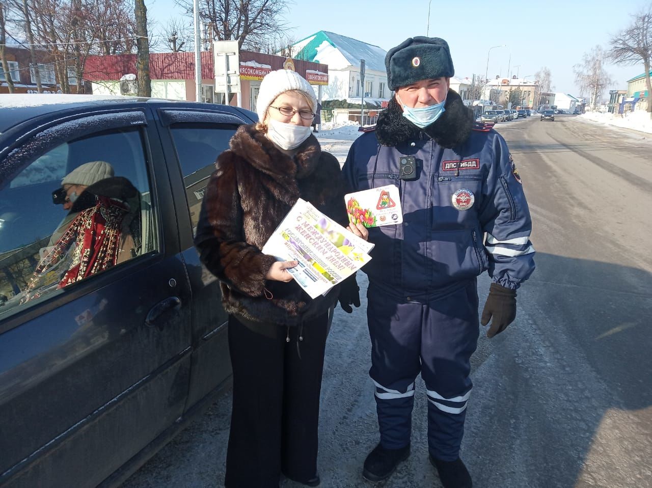 В Кукморе сотрудники ГИБДД дарили цветы автоледи в честь 8 Марта