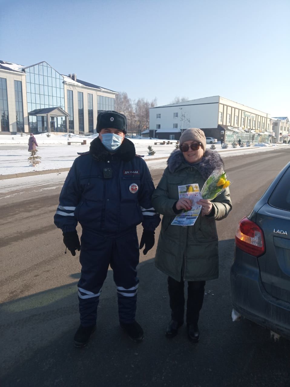 В Кукморе сотрудники ГИБДД дарили цветы автоледи в честь 8 Марта