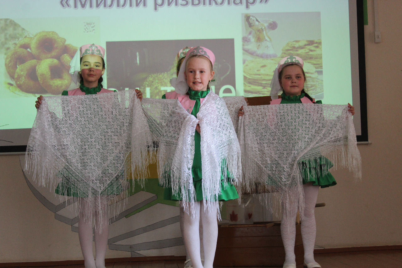 В Кукморе впервые учащиеся начальных классов состязались в конкурсе «Татар кызчыгы» и «Татар малае»