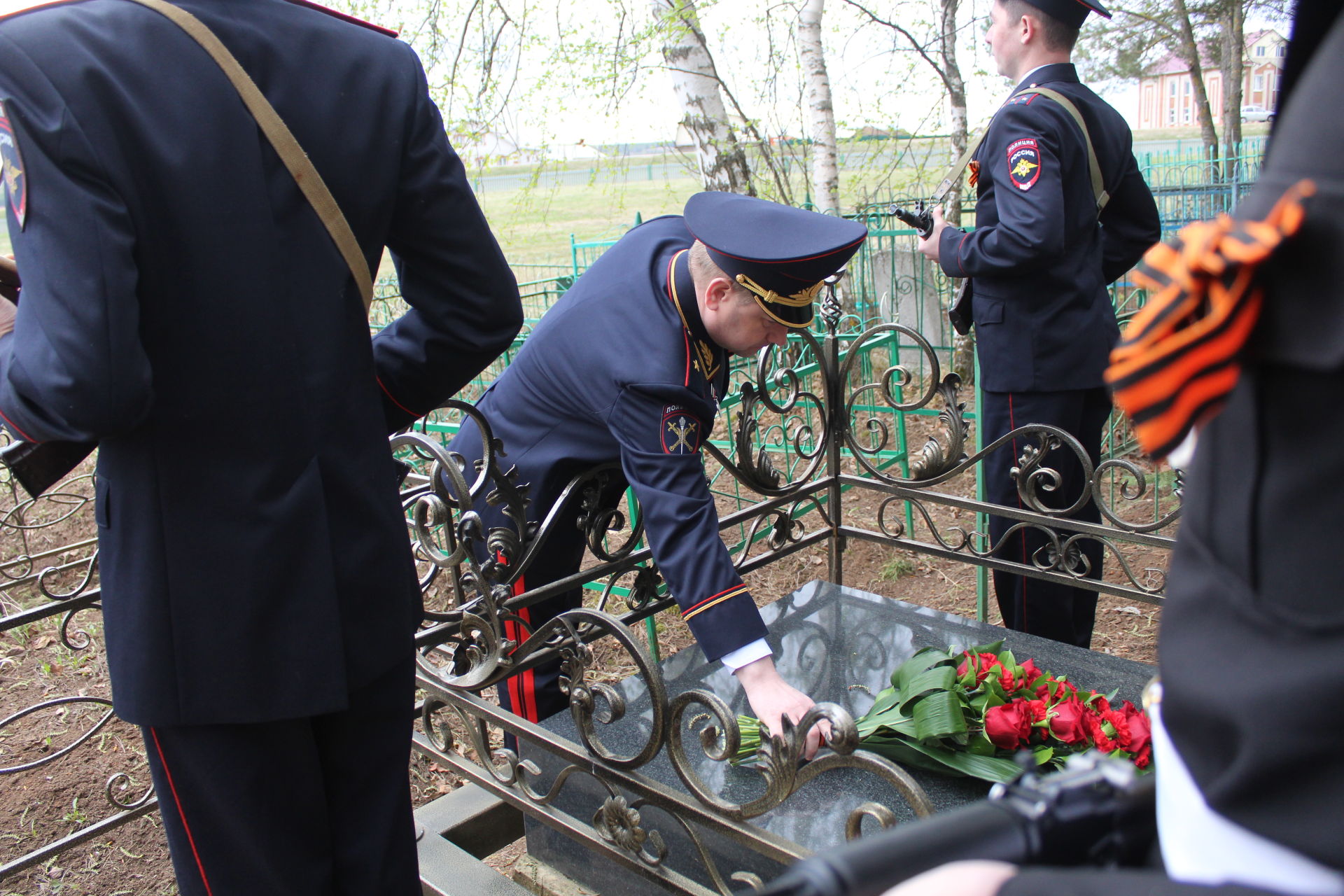 Замглавы МВД Татарстана возложил цветы к могиле Героя СССР Сабира Ахтямова