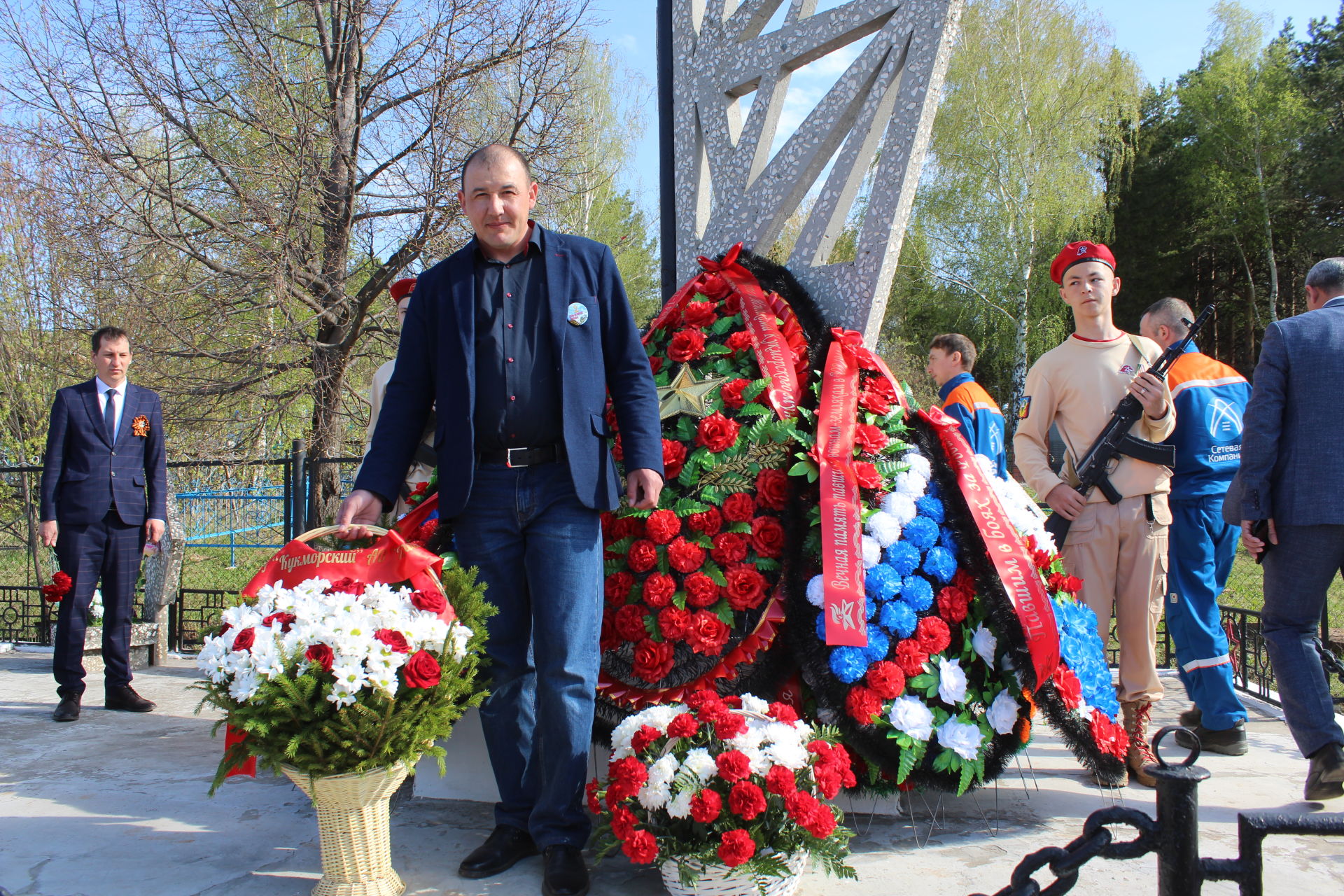 Сергей Димитриев возложил венок к памятнику в Кукморе