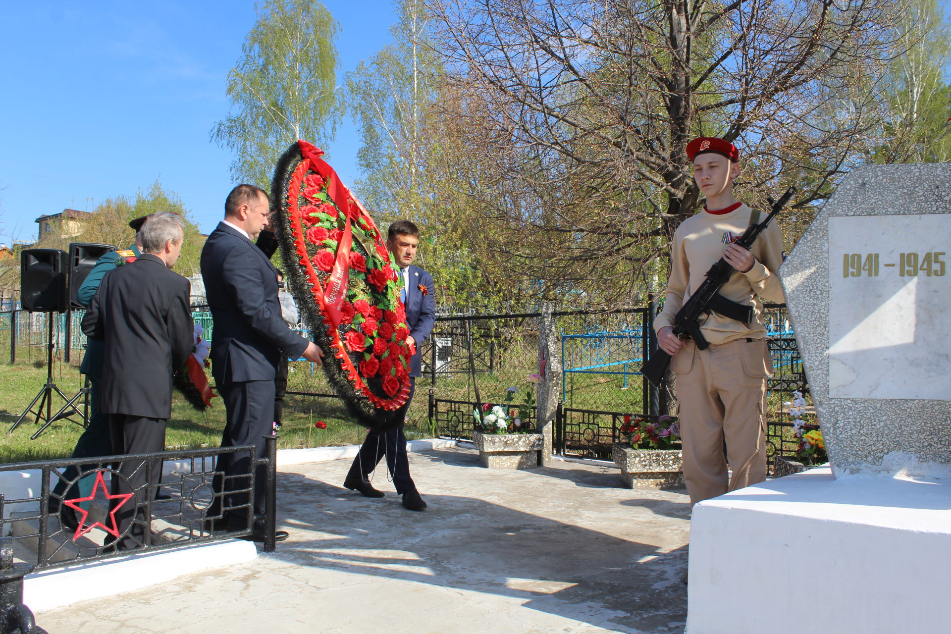 Сергей Димитриев возложил венок к памятнику в Кукморе