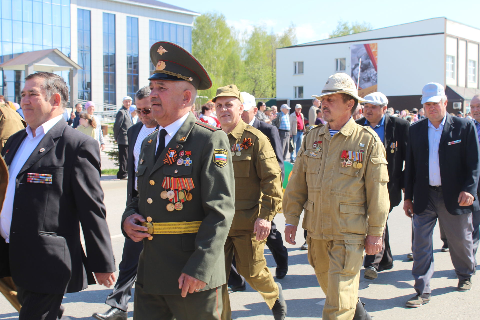 Торжественное шествие колонн, митинг и песни военных лет: как в Кукморе отмечают День Победы