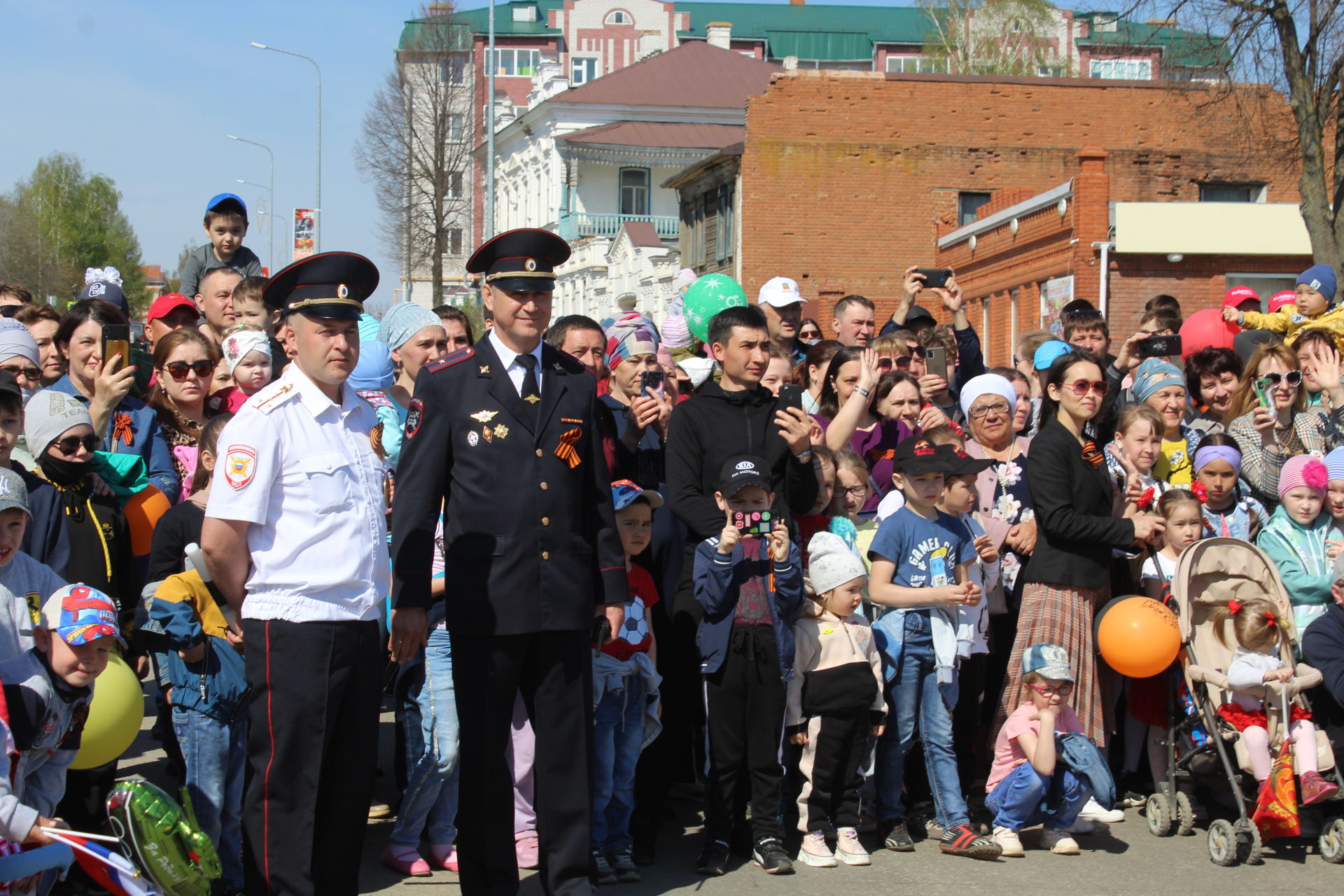 Торжественное шествие колонн, митинг и песни военных лет: как в Кукморе отмечают День Победы