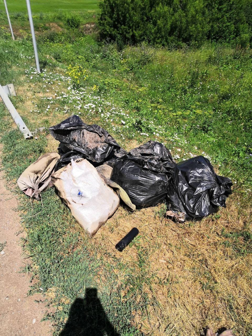 В Кукморе активисты очищают от мусора русло реки Нурминка