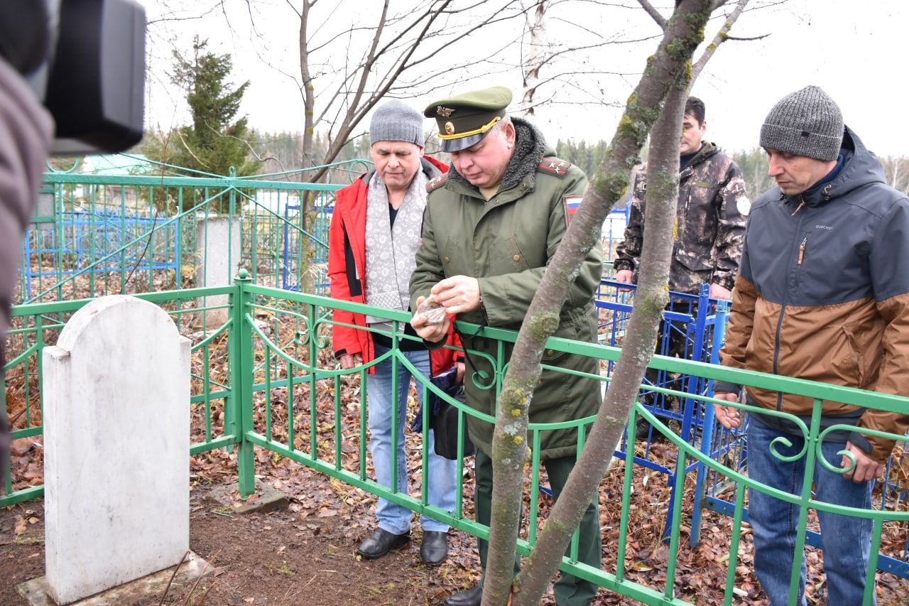 В Кукморский район с места захоронения привезли горсть земли и найденные личные вещи погибшего в годы ВОВ солдата