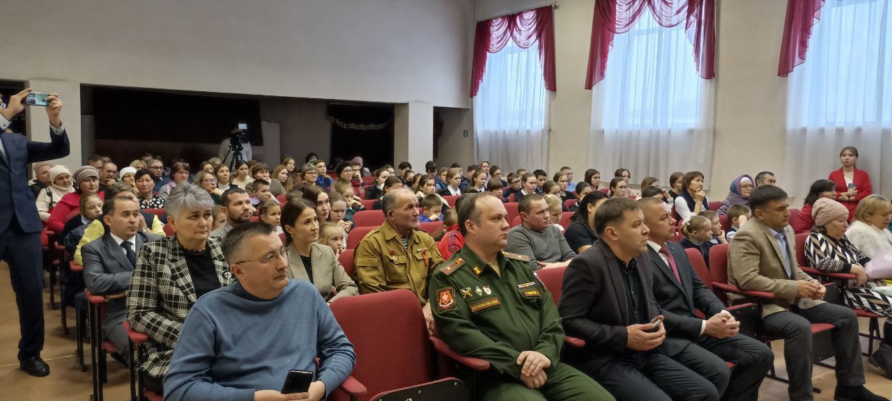 Кукмара районында Украинадагы махсус операциядә һәлак булган солдатларның гаиләсенә Батырлык ордены тапшырылды