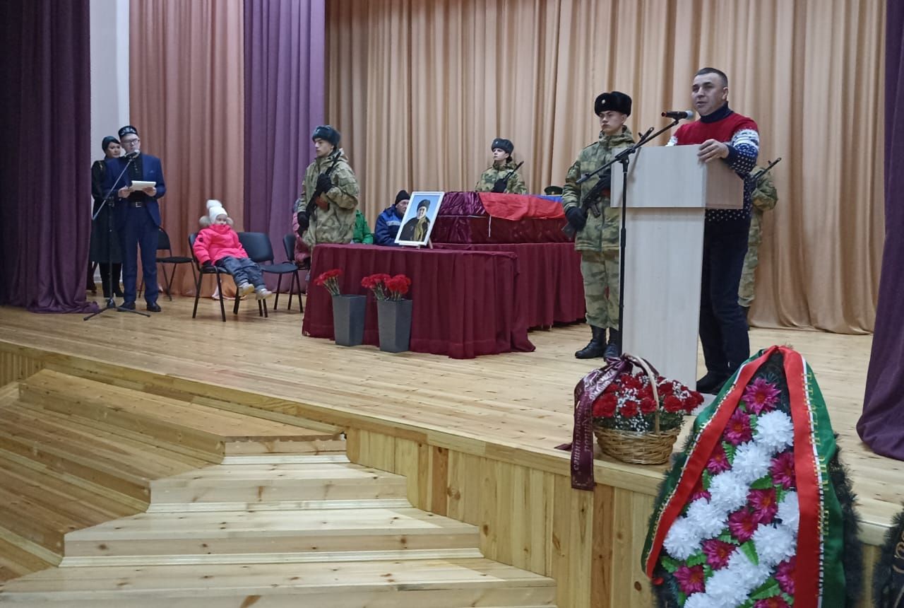 В Кукморском районе простились с погибшим на Украине Айнуром Шарафиевым