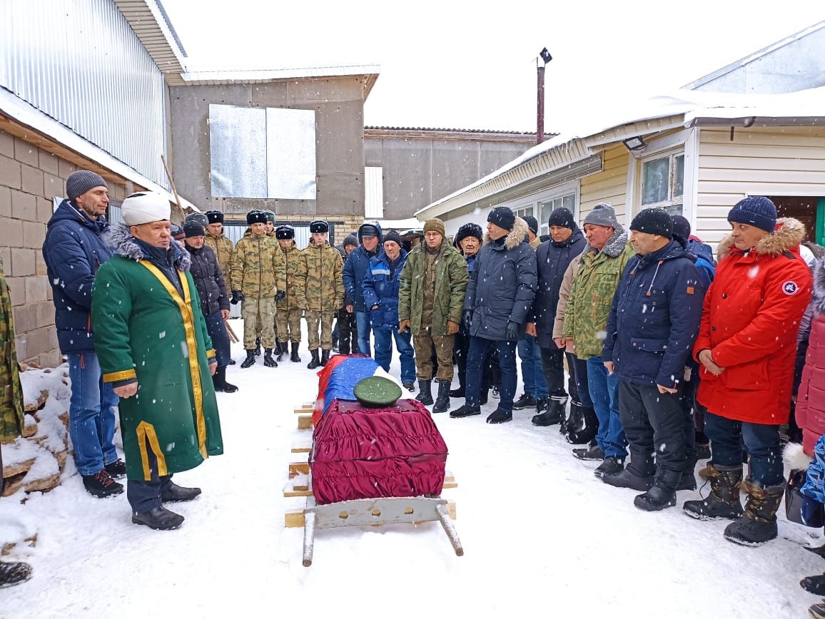 Украинада барган махсус хәрби операциядә һәлак булган райондашыбыз туган авылында җирләнде