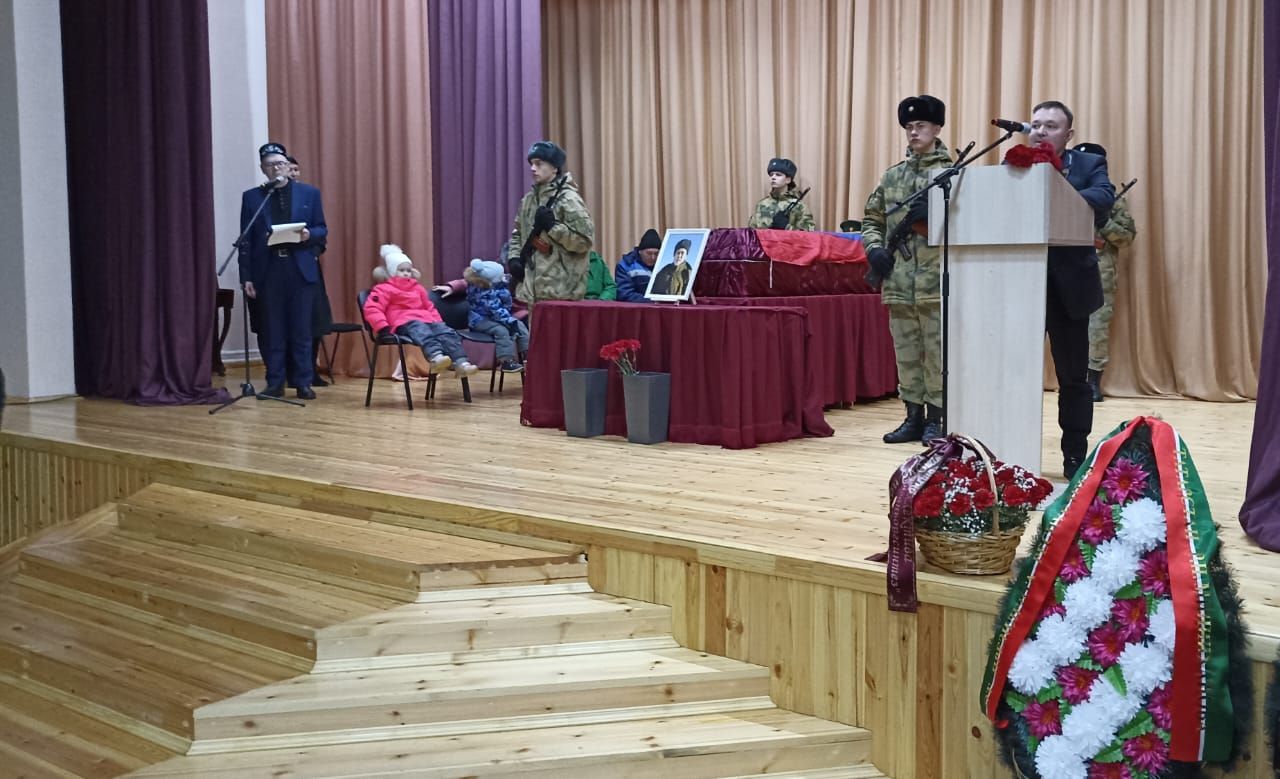В Кукморском районе простились с погибшим на Украине Айнуром Шарафиевым